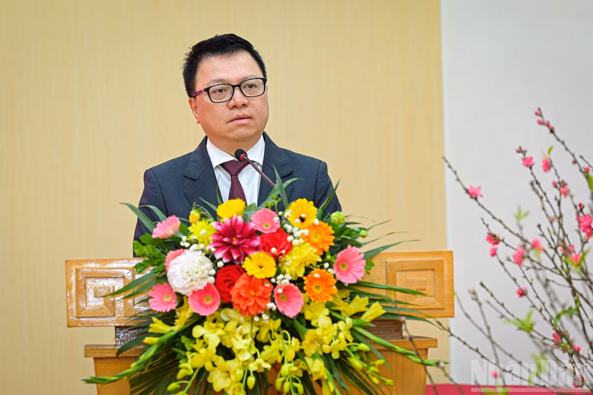 Le Quoc Minh, miembro del Comité Central del Partido Comunista de Vietnam, subjefe de la Comisión de Propaganda y Movilización de Masas del Comité Central del Partido, presidente-editor de Nhan Dan y titular de la Asociación de Periodistas del país, informa sobre los planes de operación para este año y transmite sus mejores deseos para el Tet a los empleados del rotativo.