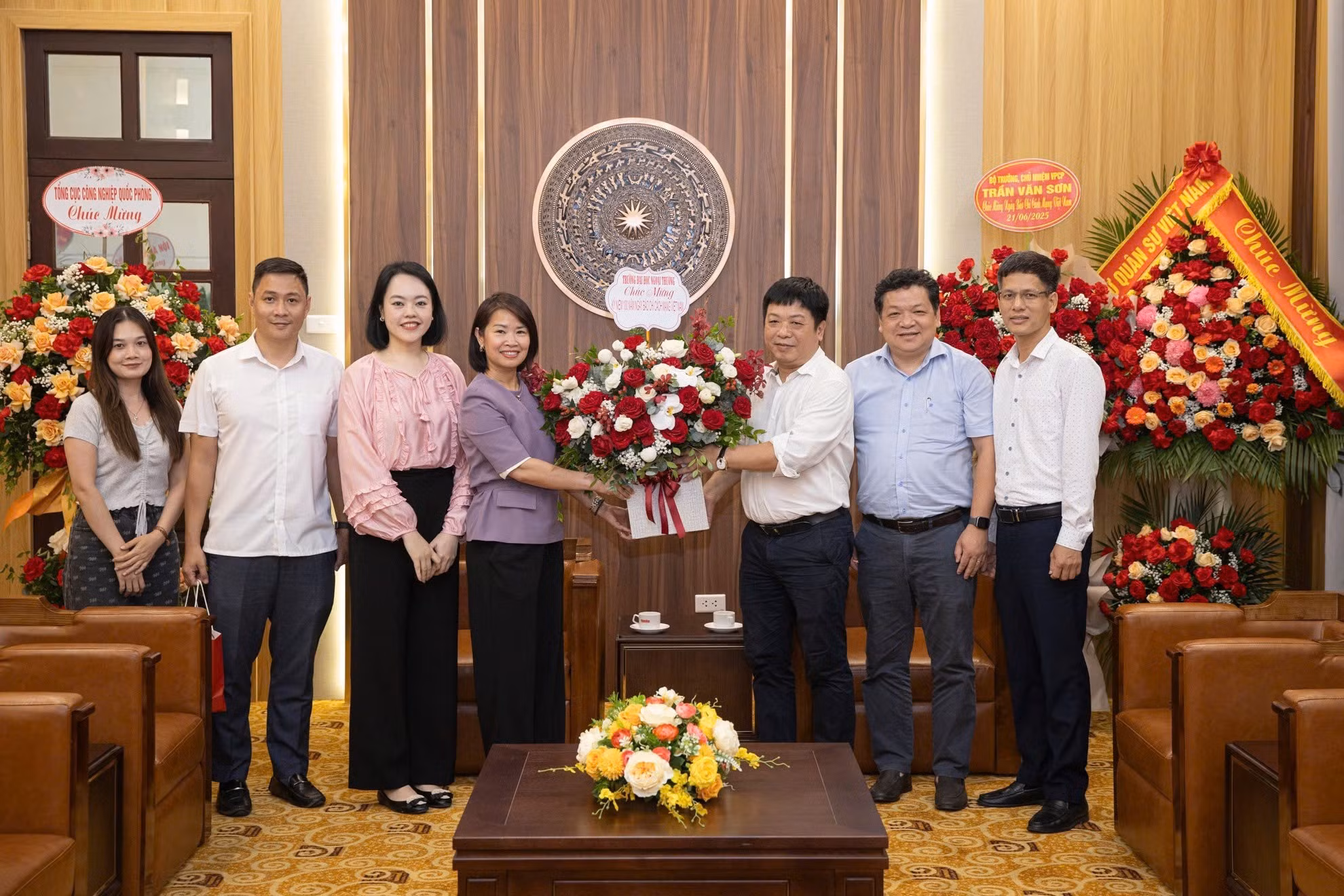 Delegados de la Universidad de Comercio Exterior dan la enhorabuena al personal de Nhan Dan.
