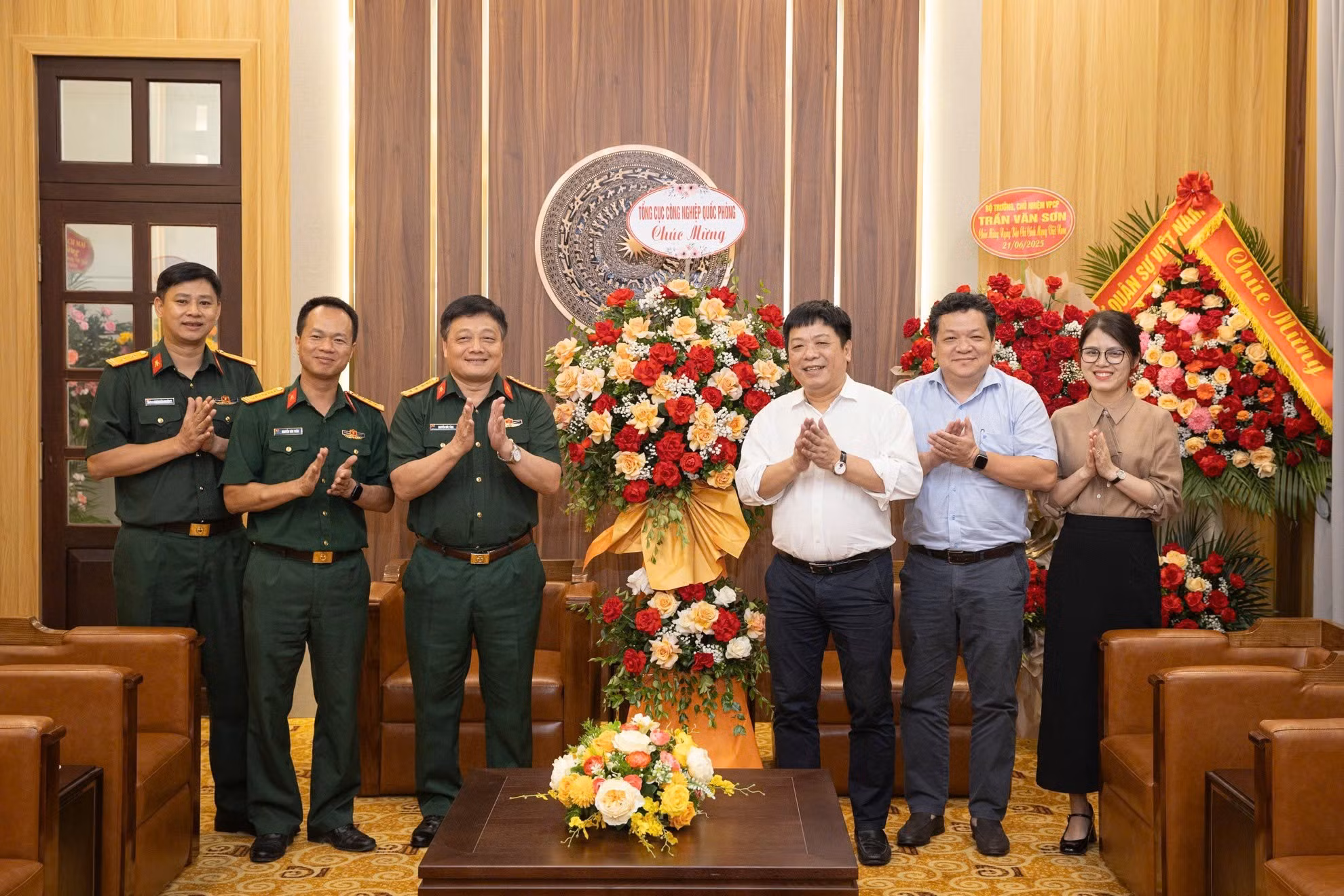 El coronel Nguyen Duc Tang, vicecomisario político de la Dirección de Industria de Defensa (Ministerio de Defensa), aprecia la colaboración del periódico Nhan Dan, especialmente en materia de labor de divulgación.