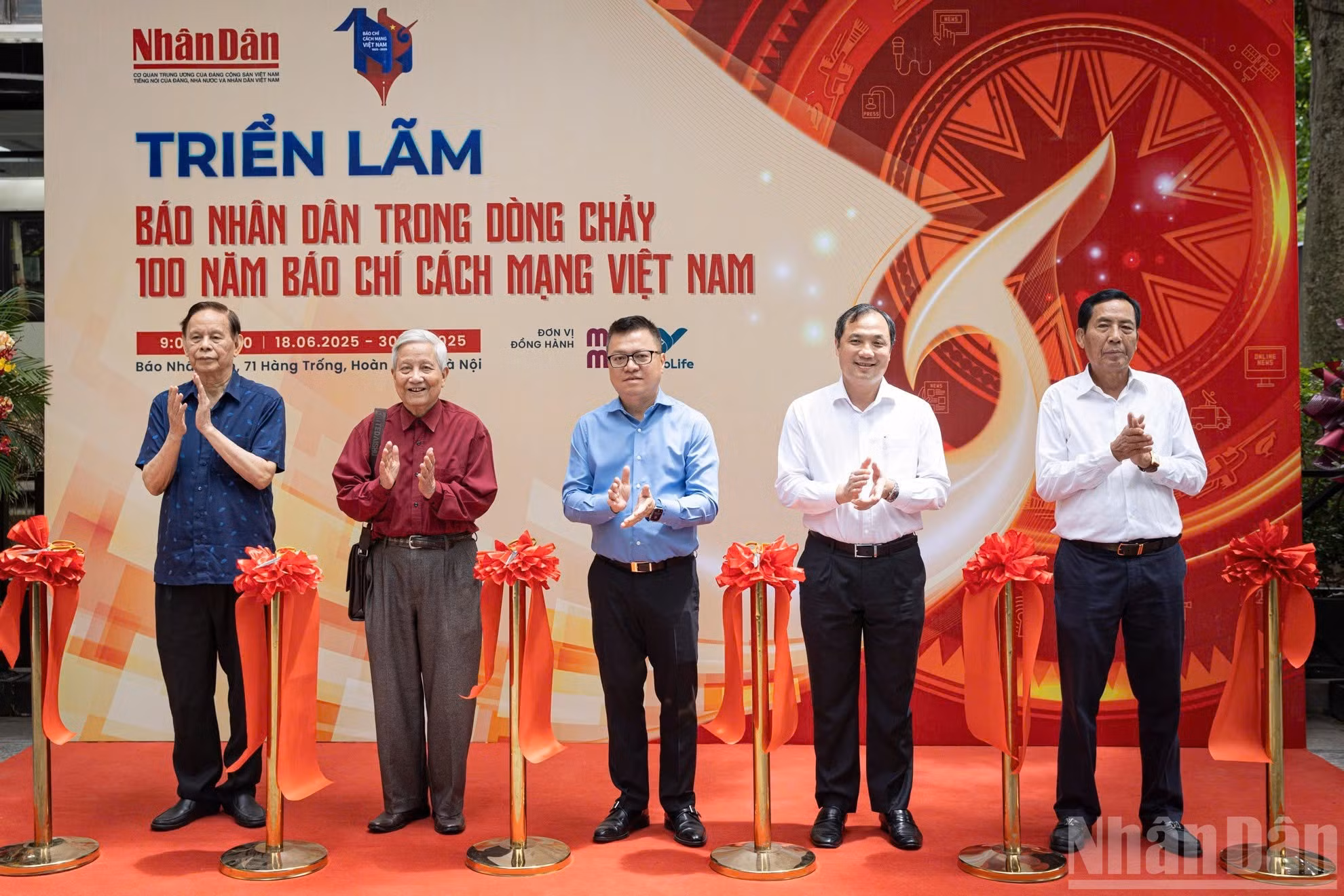 Quoc Minh y otros delegados cortan la cinta inaugural de la exposición “El periódico Nhan Dan en el transcurso de 100 años de la prensa revolucionaria vietnamita” en el marco del evento.