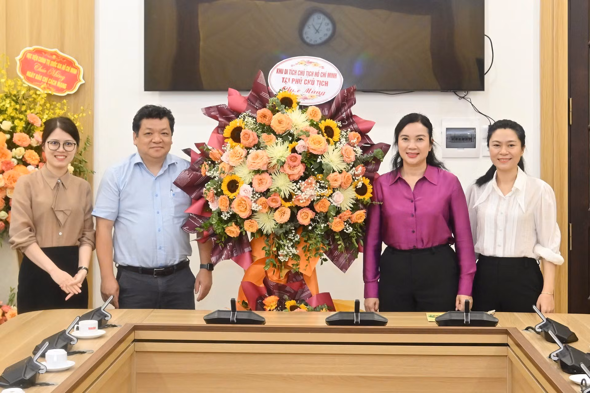 Le Thi Phuong, directora de la Zona de Reliquias del Presidente Ho Chi Minh en el recinto del Palacio Presidencial (Hanói), congratula a los periodistas de Nhan Dan.