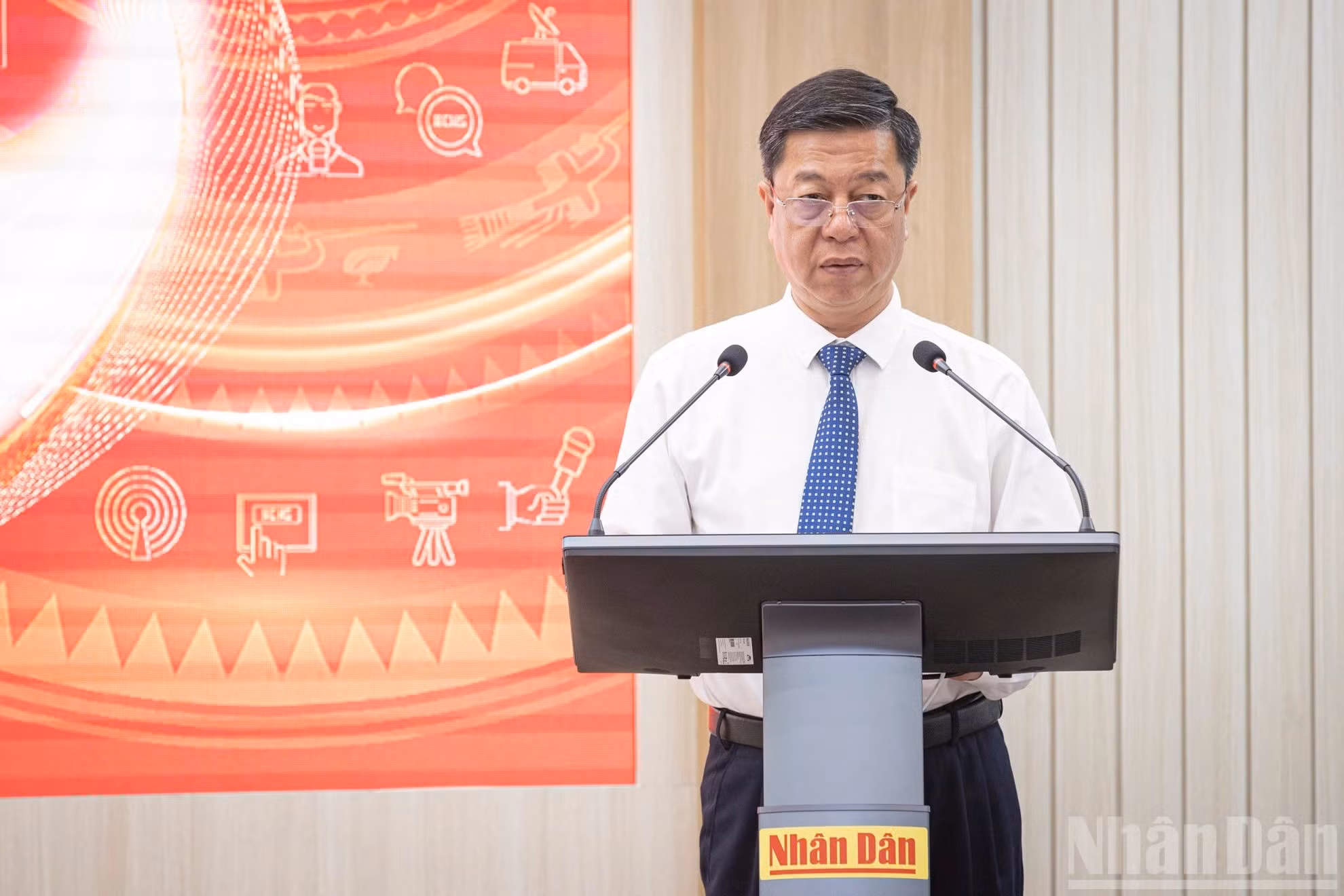 Vu Trong Lam, director y redactor jefe de la Editorial Política Nacional Su That (Verdad), presenta el libro “Artículos del Tío Ho sobre cultura y periodismo publicados en el periódico Nhan Dan”.