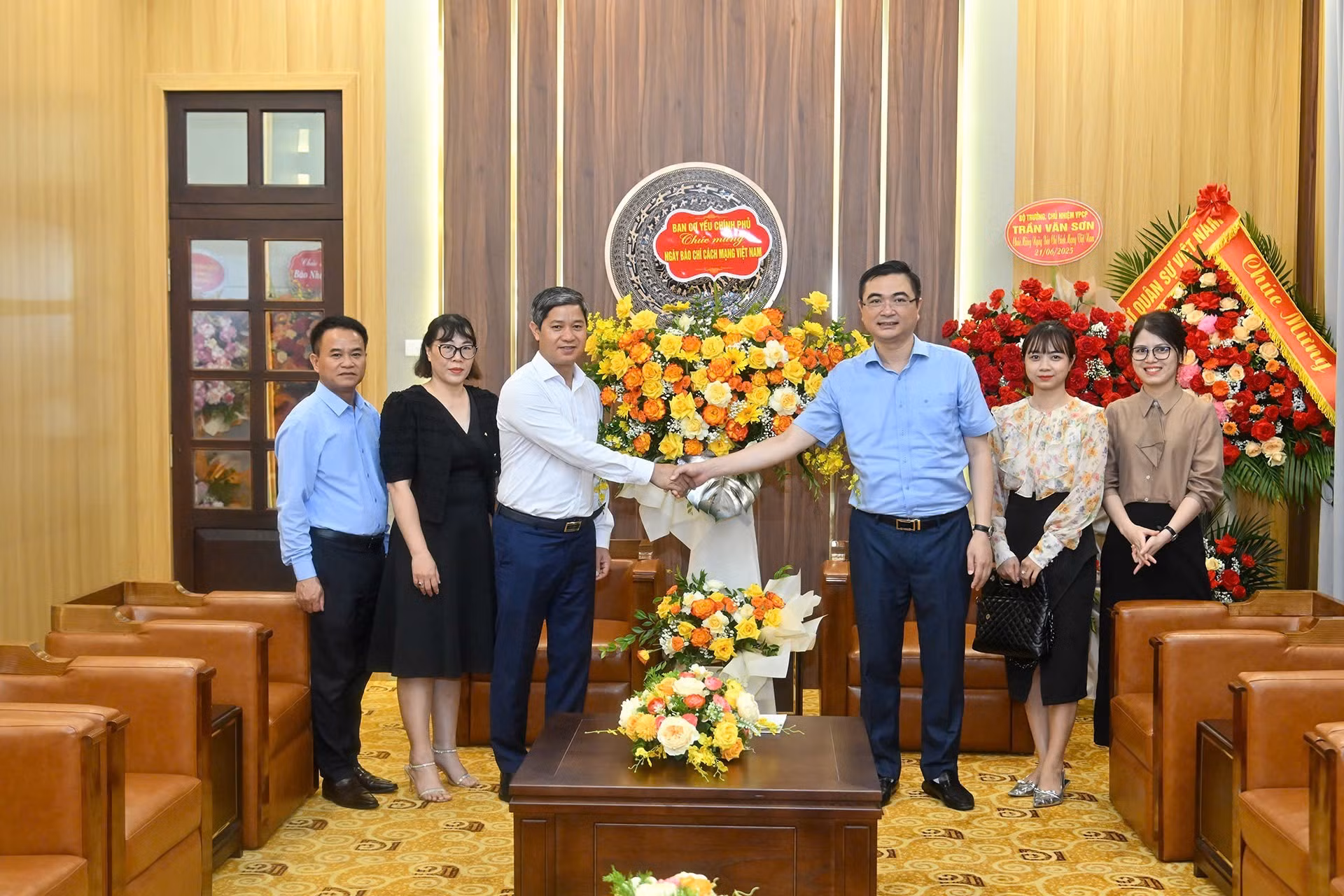 Una delegación del Comité de Criptografía del Gobierno, encabezada por su jefe adjunto, general de brigada Nguyen Huu Hung, felicita al personal de Nhan Dan.