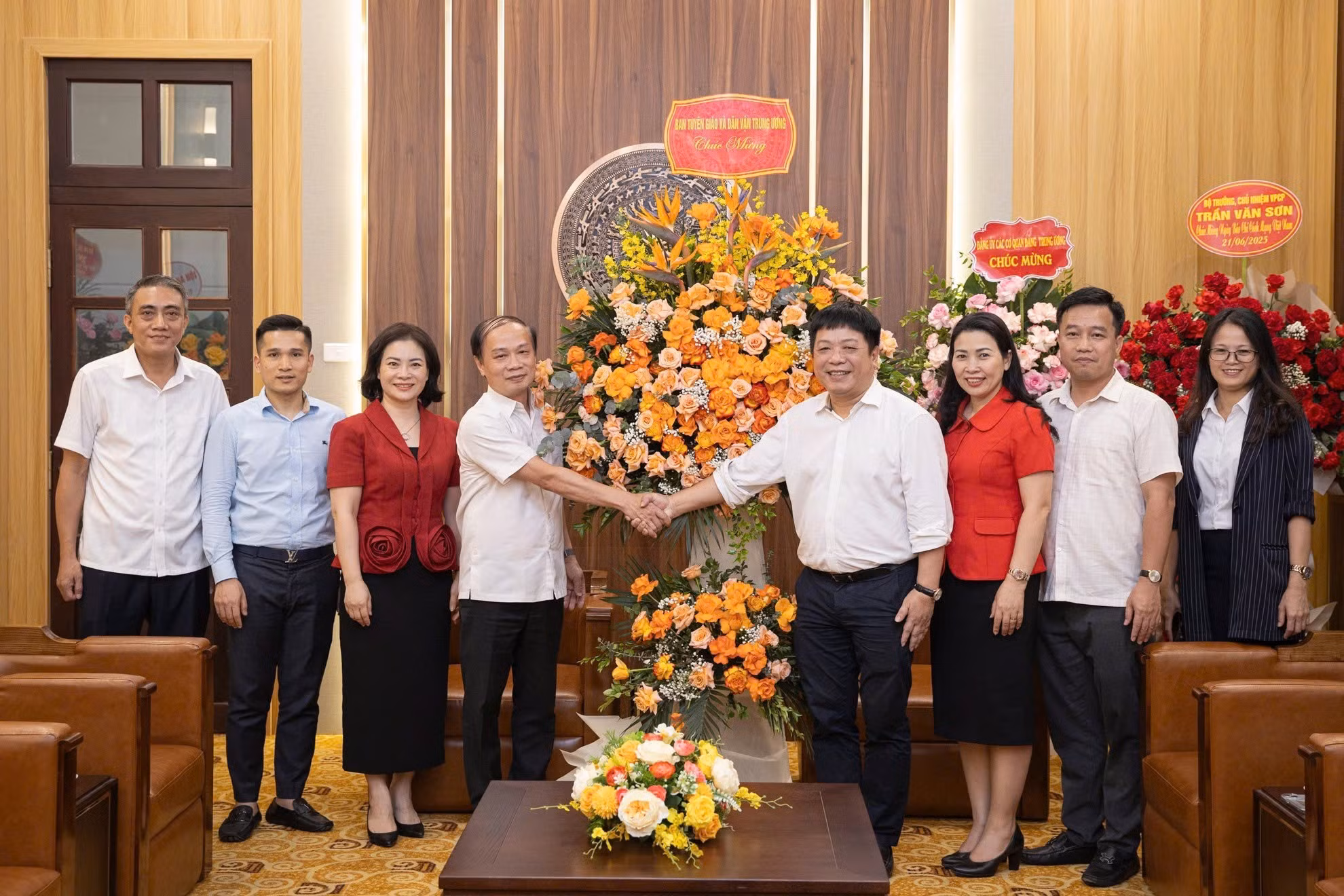 El miembro del Comité Central del Partido y subjefe de su Comisión de Propaganda y Movilización de Masas, Pham Tat Thang, transmite al personal de Nhan Dan sus felicitaciones y las de Nguyen Trong Nghia, miembro del Buró Político del Comité Central del Partido y jefe de dicha comisión, por la fecha.