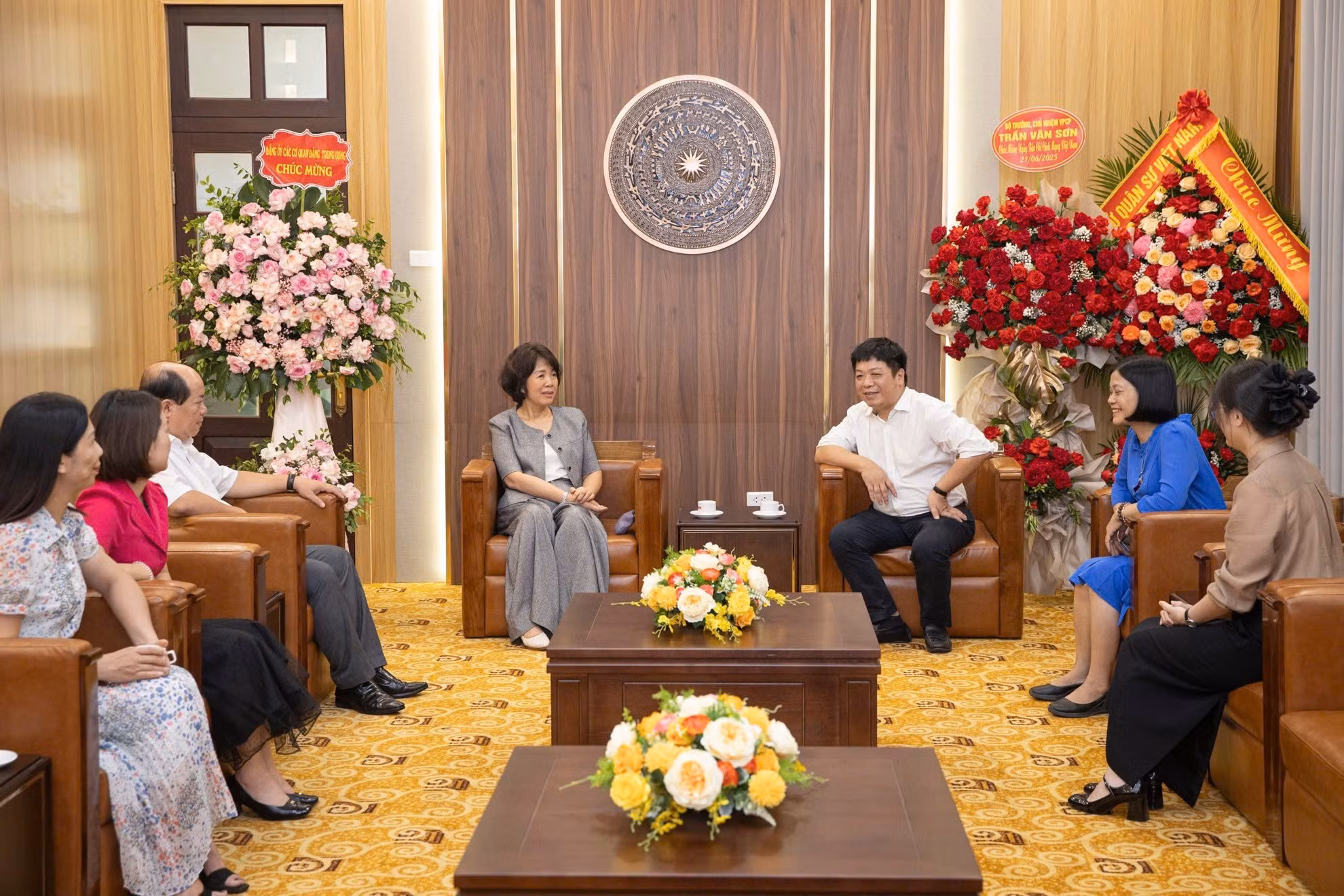 Escena de la reunión entre la compañera Nguyen Thi Hoang Van y el redactor subjefe de Nhan Dan Que Dinh Nguyen.