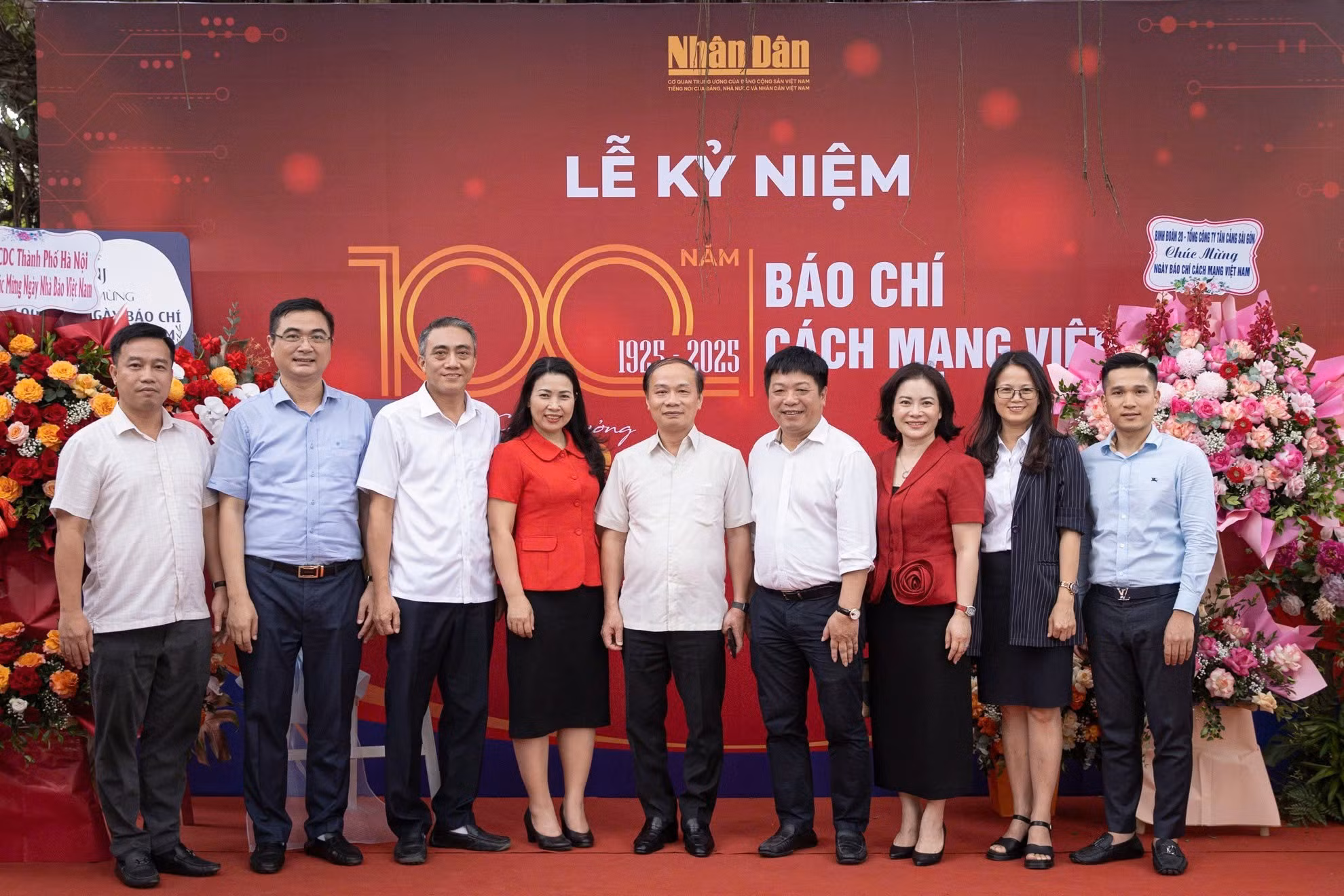 [Foto] Continúan las felicitaciones a Nhan Dan en ocasión de Día de la Prensa Revolucionaria