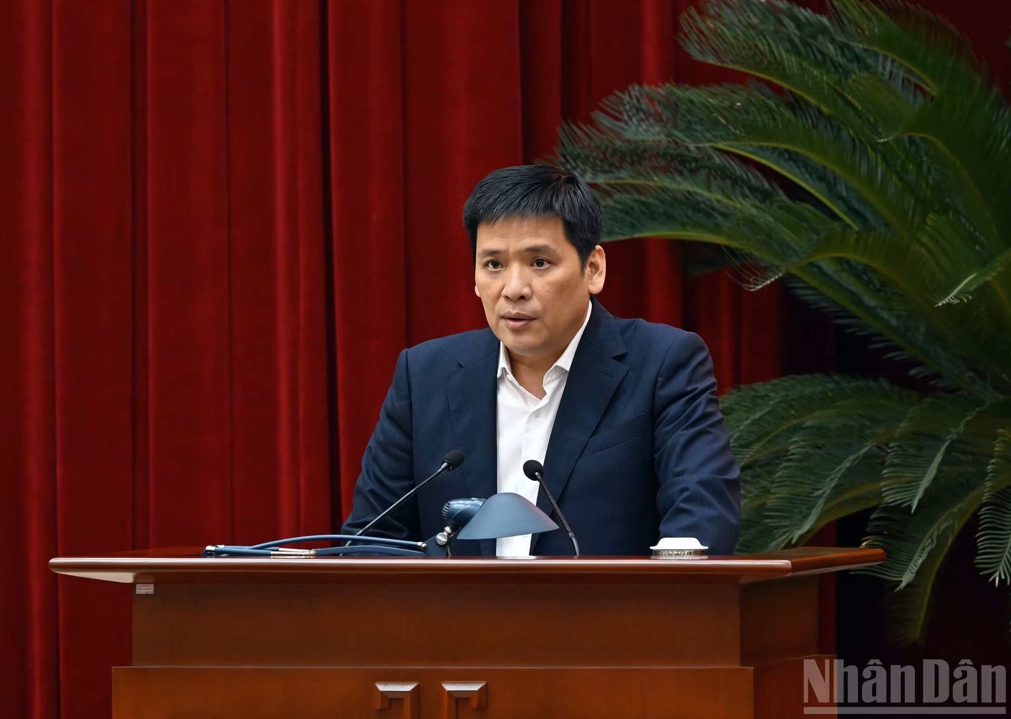El subjefe de la Comisión de Organización del Comité Central del PCV Nguyen Thanh Binh presenta una ponencia.