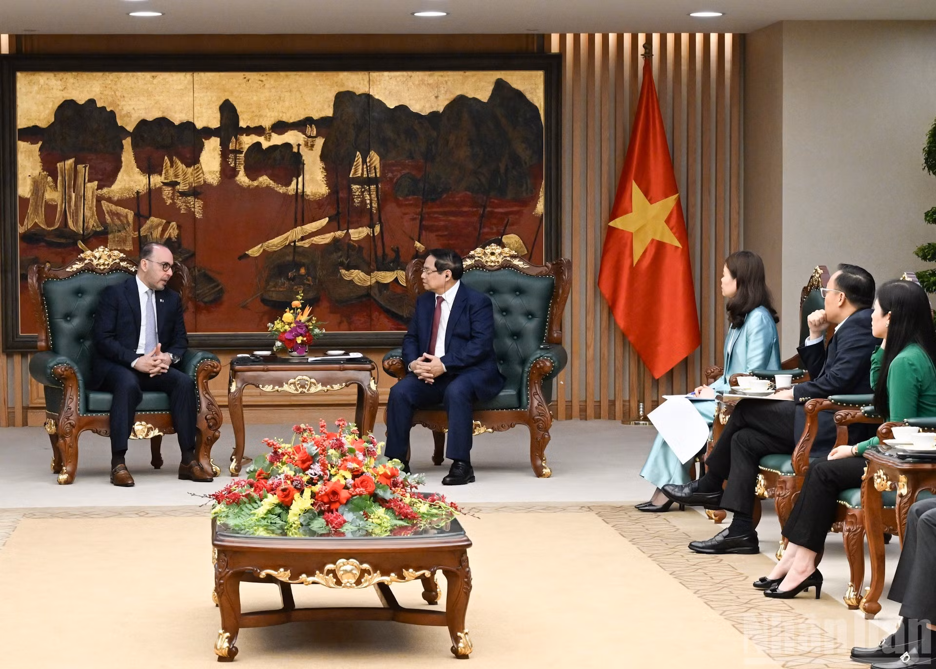 El jefe de Gobierno, junto con representantes de ministerios y sectores vietnamitas.