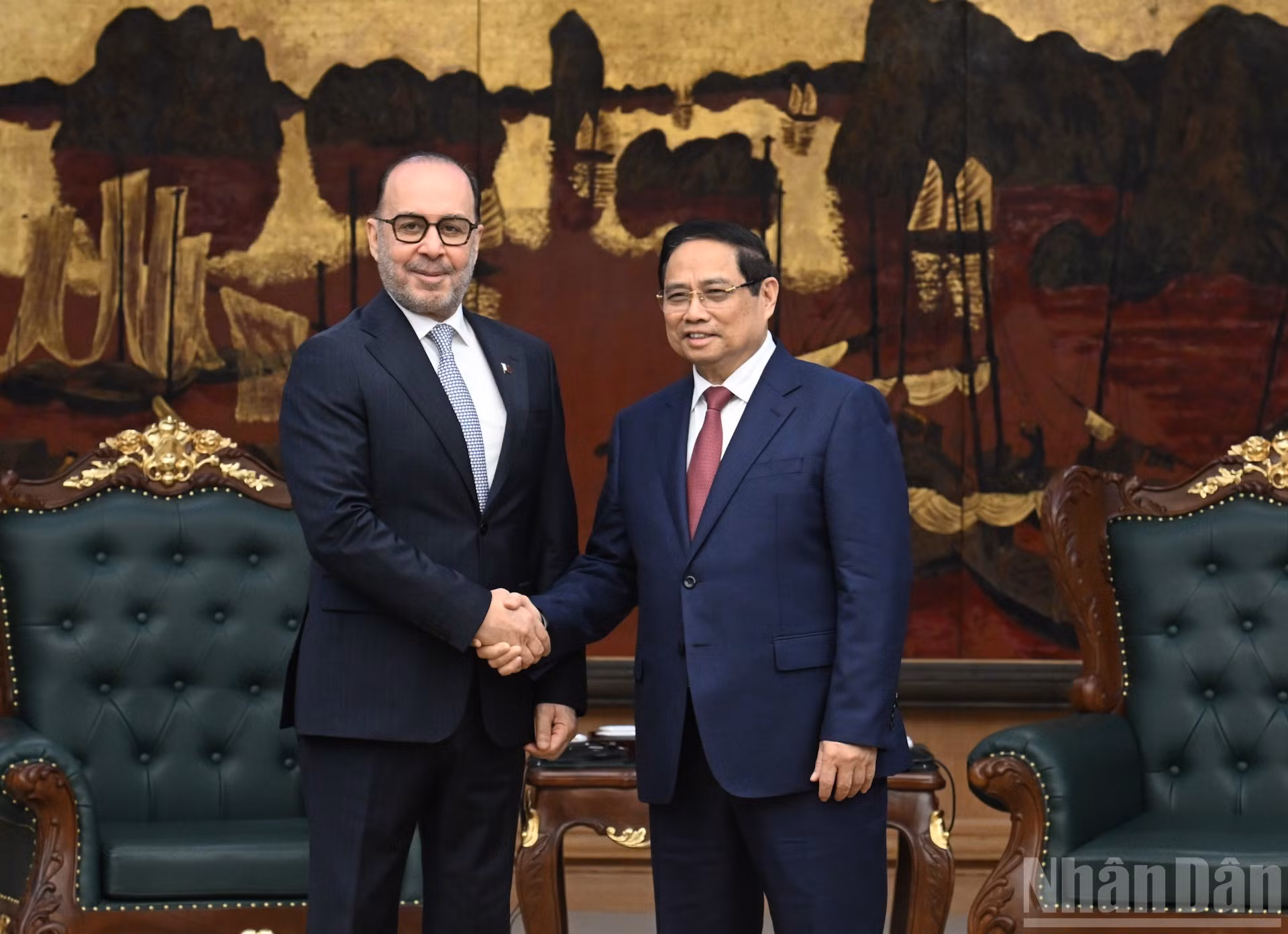El primer ministro de Vietnam, Pham Minh Chinh (derecha), y el embajador de Catar en el país, Khalid Ali Abdullah Abel.