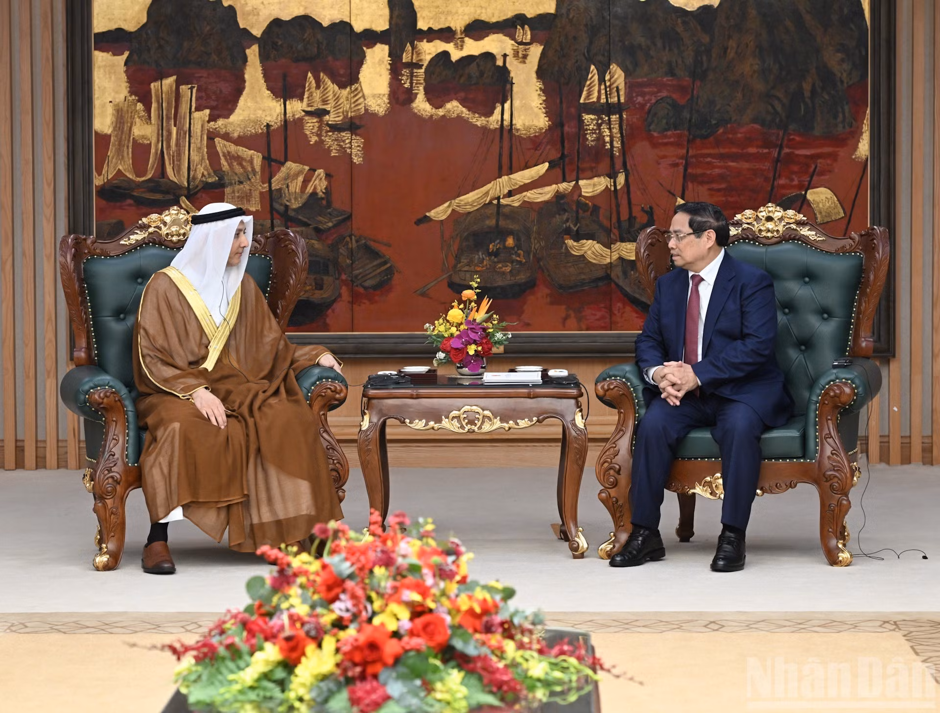 Escena de la reunión entre el premier Pham Minh Chinh y el embajador Bader Almatrooshi.