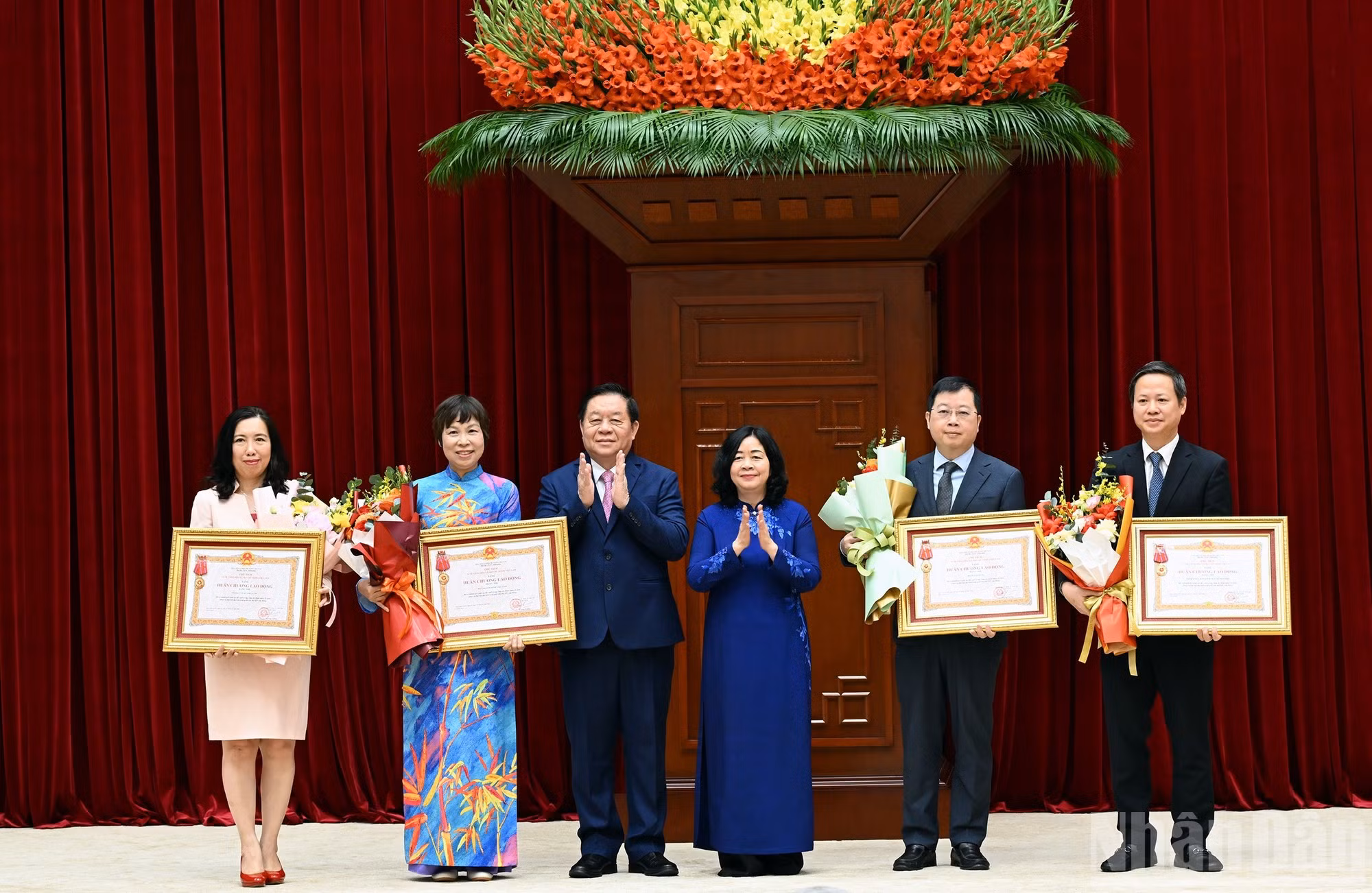 La presidenta del Comité Central del Frente de la Patria de Vietnam, Bui Thi Minh Hoai, y el jefe de la Dirección General de Política del Ejército Popular de Vietnam, Nguyen Trong Nghia, otorgan la Orden del Trabajo de Segunda Clase a las agencias con aportes excepcionales a la labor de asesoría, organización y servicio durante el XIV Congreso Nacional del Partido.