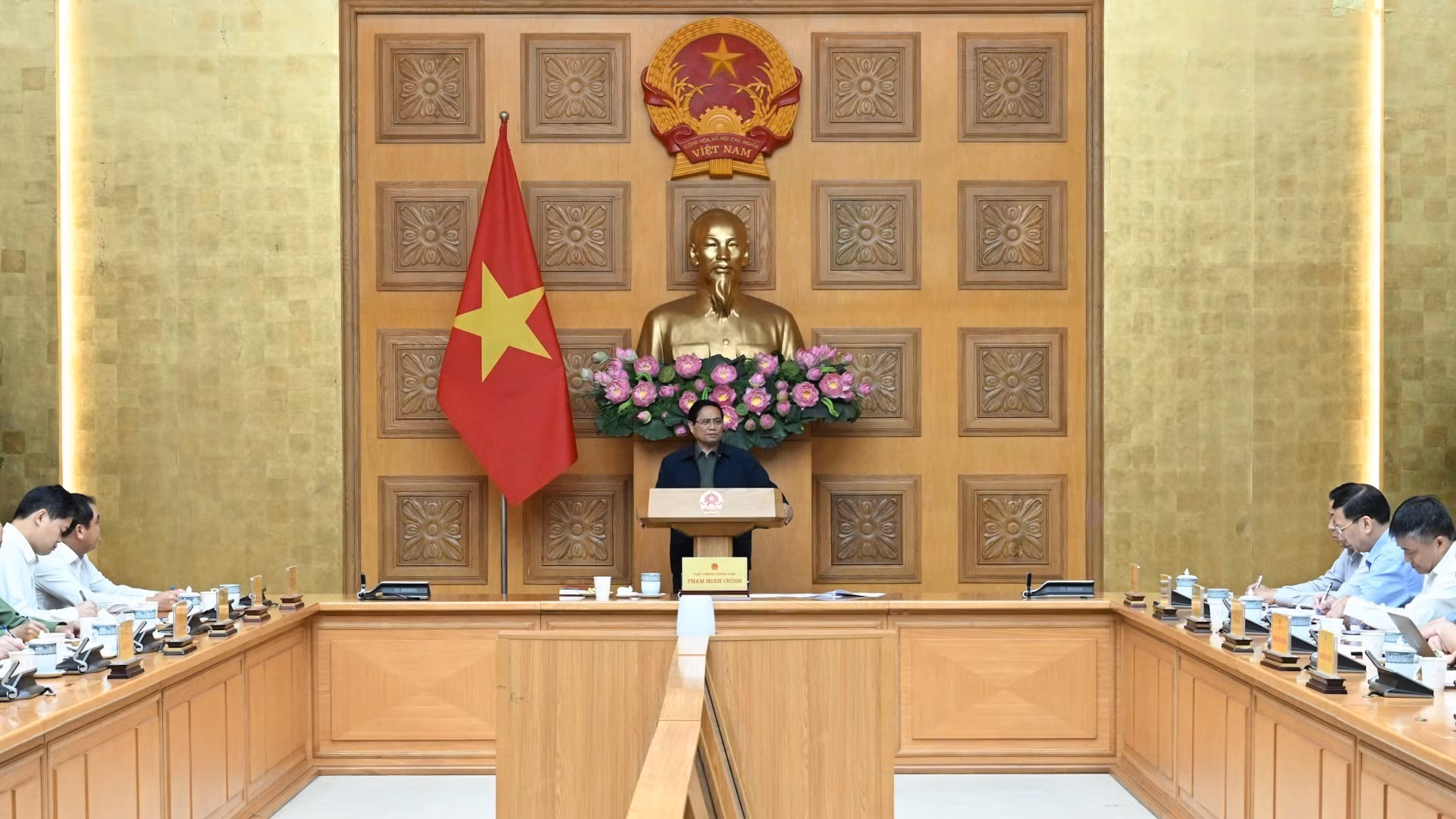 [Foto] Premier vietnamita dirige discusión para mitigar consecuencias de lluvias e inundaciones en región central