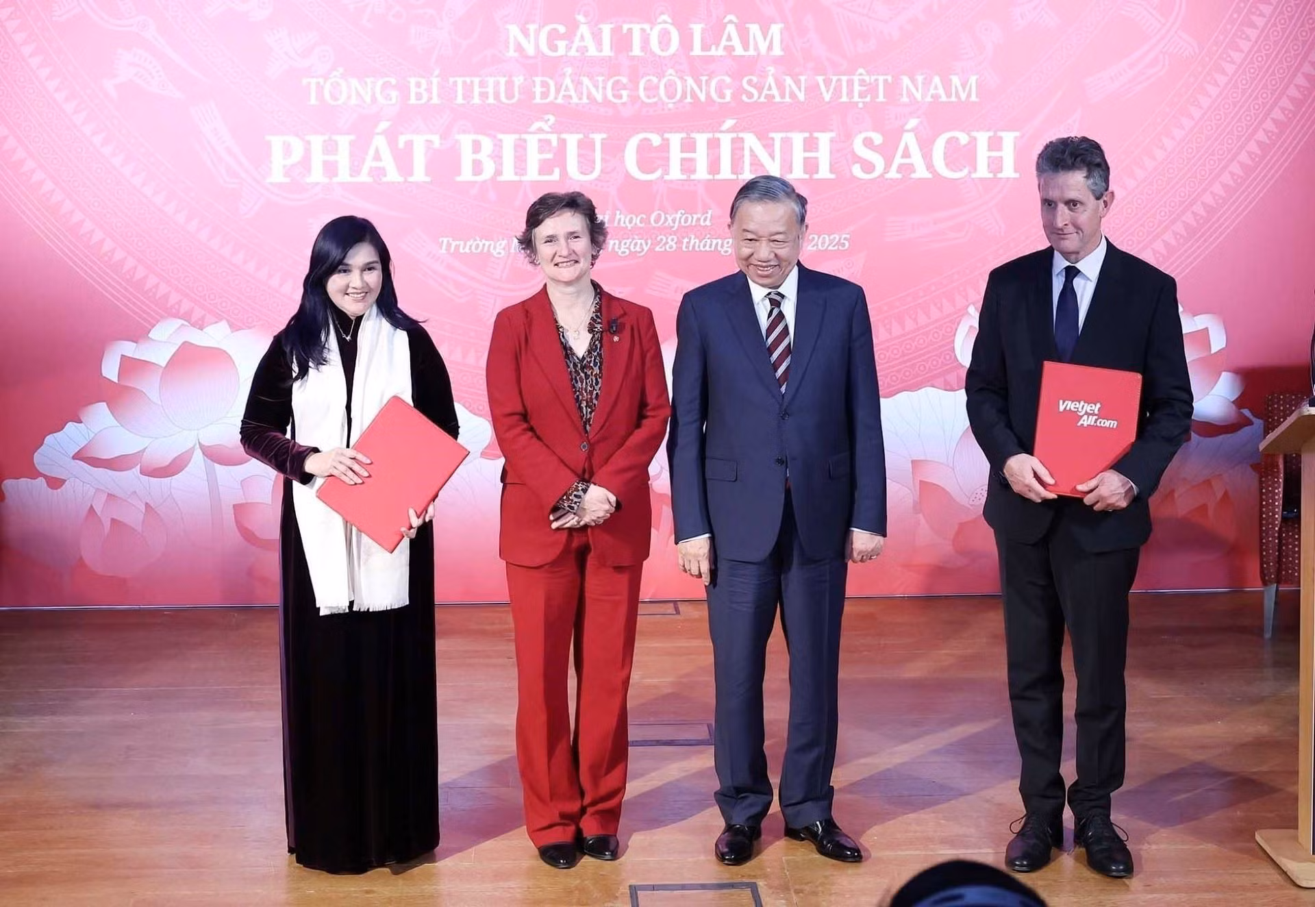 El secretario general del Partido Comunista de Vietnam, To Lam, presencia la firma de un acuerdo de cooperación en investigación sobre carbono neto cero entre la aerolínea Vietjet Air y la Universidad de Oxford.