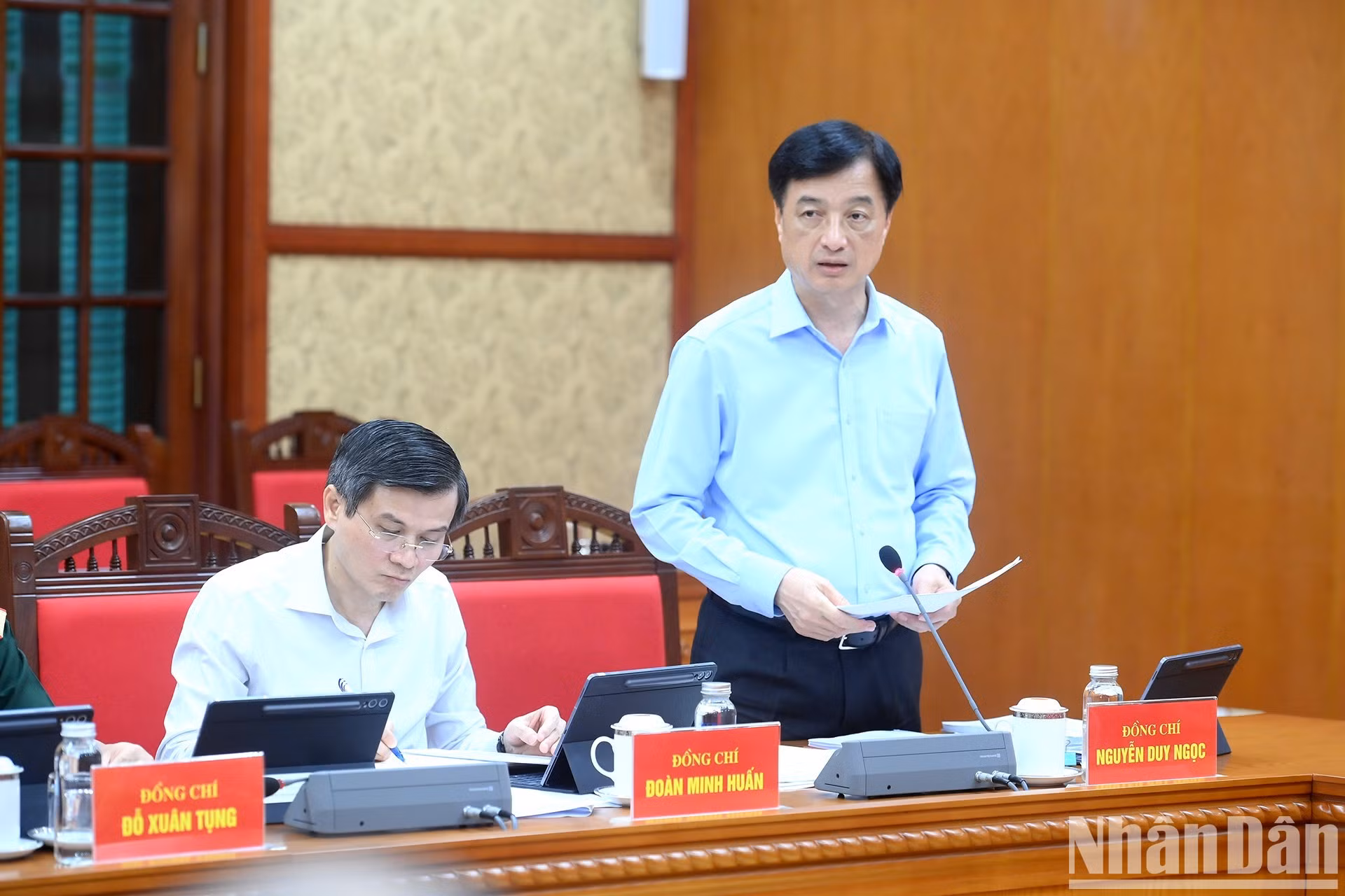 Nguyen Duy Ngoc, miembro del Buró Político y jefe de la Comisión de Organización del Comité Central del Partido, presenta un informe.