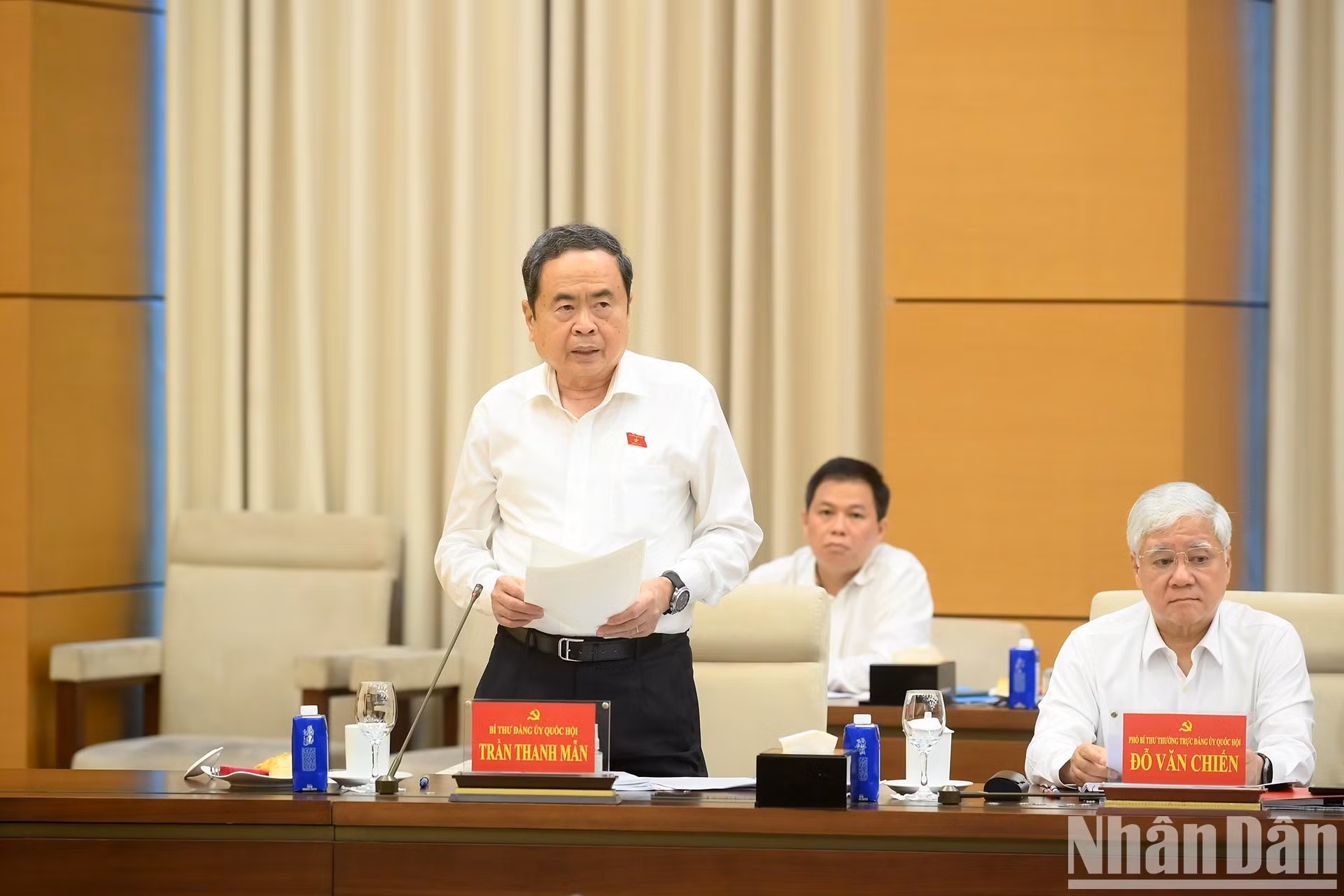 Tran Thanh Man, secretario del Comité del PCV en la Asamblea Nacional y presidente de esta, aporta opiniones.
