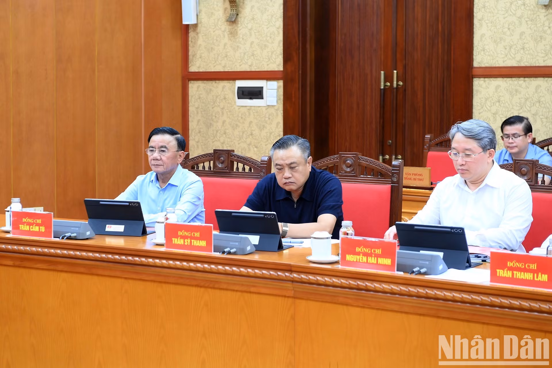 Tran Cam Tu (primera fila, de camisa celeste), integrante del Buró Político y miembro permanente del Secretariado del Comité Central del Partido, y otros delegados a la reunión.