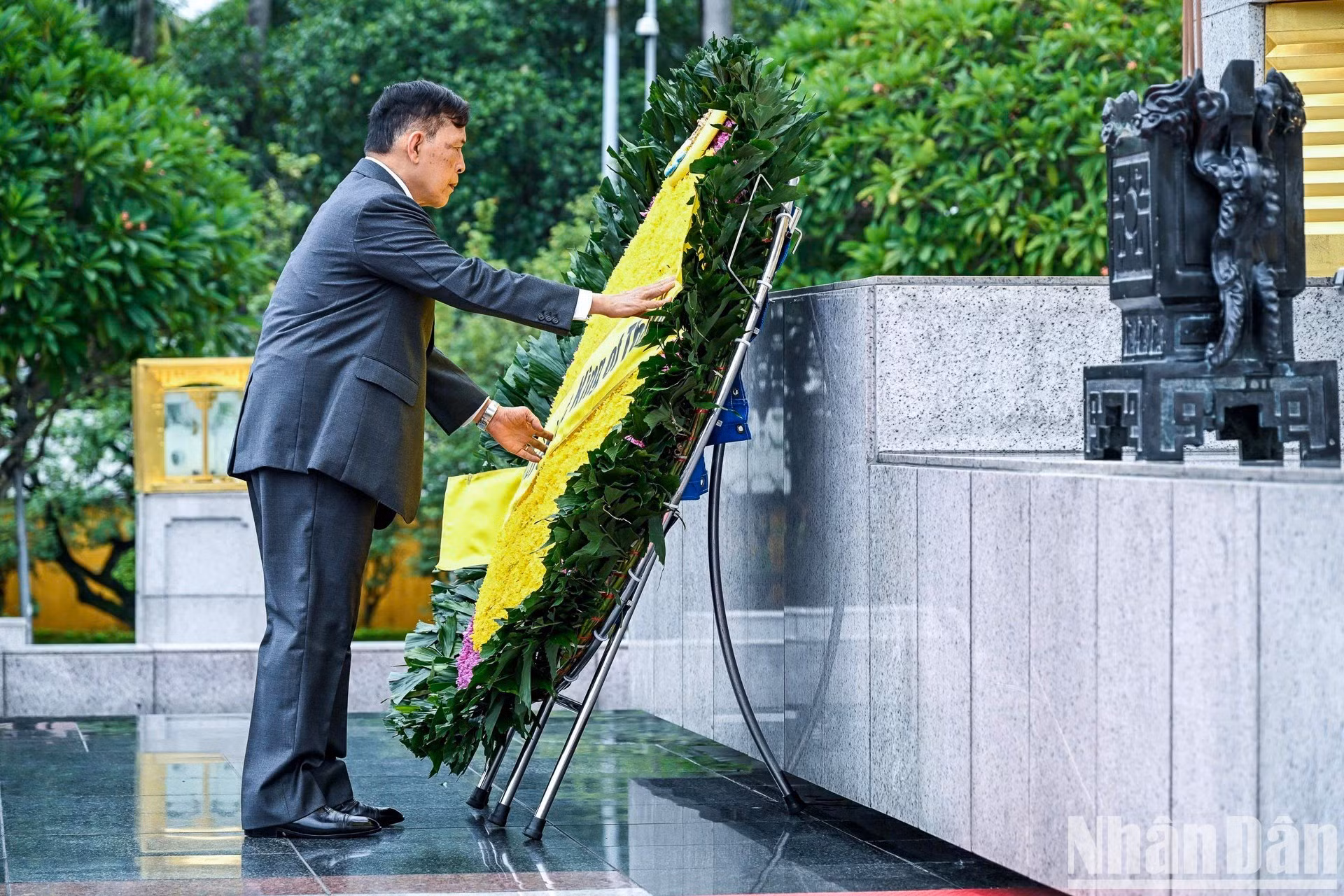 El monarca deposita la corona floral en el recinto del monumento.
