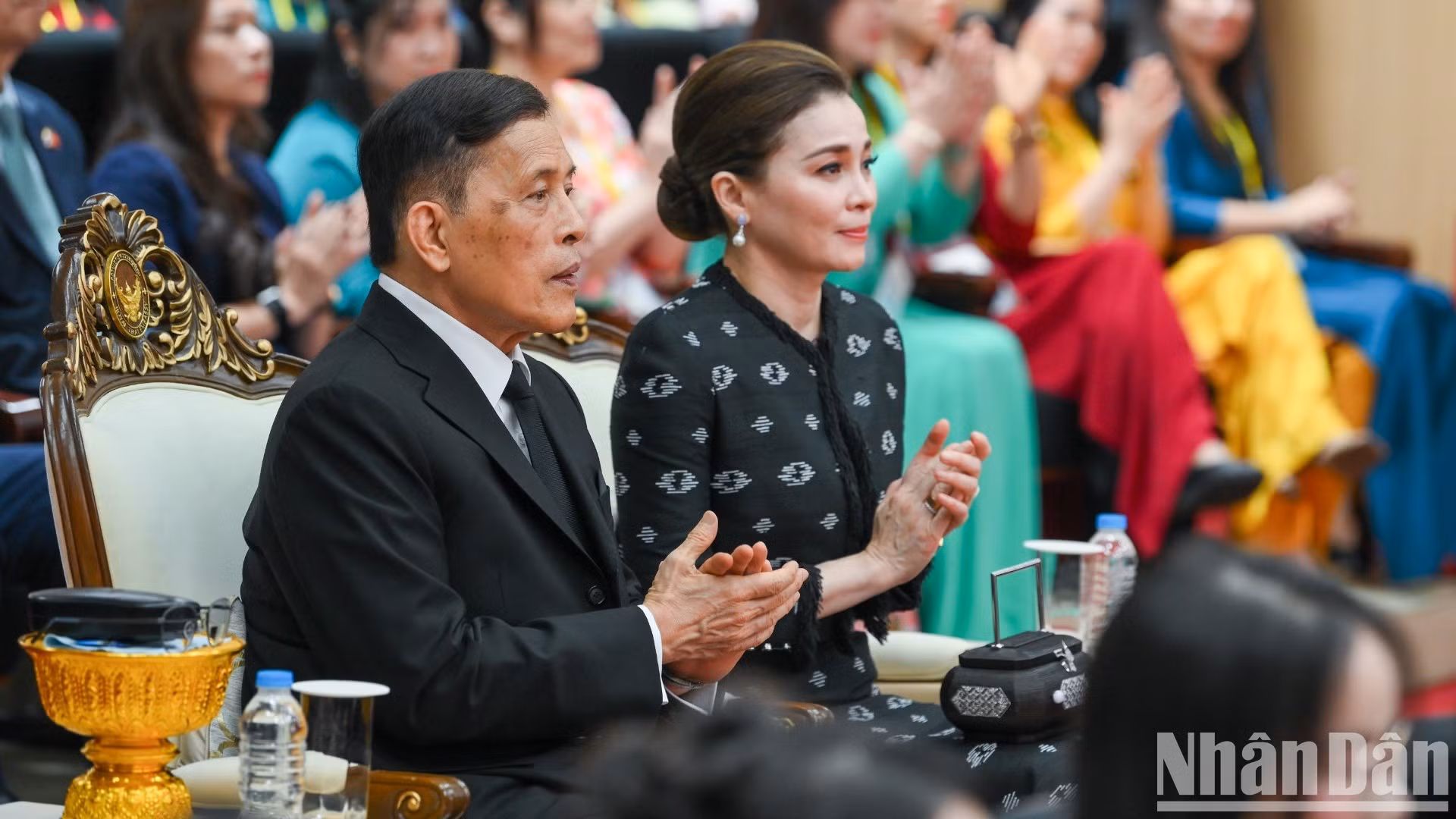 El Rey de Tailandia, Maha Vajiralongkorn Phra Vajiraklaochaoyuhua, y la Reina Suthida Bajrasudhabimalalakshana, en la Universidad de Hanói.