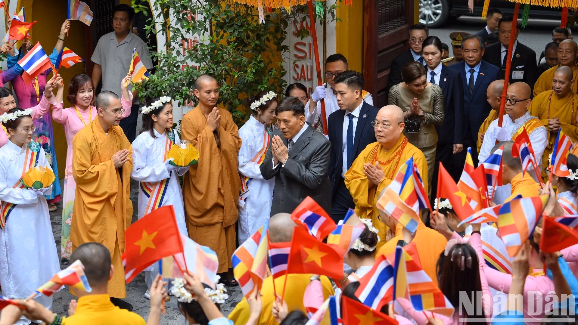 [Foto] Los Reyes de Tailandia asisten a ceremonia de oración por la paz en pagoda de Quan Su