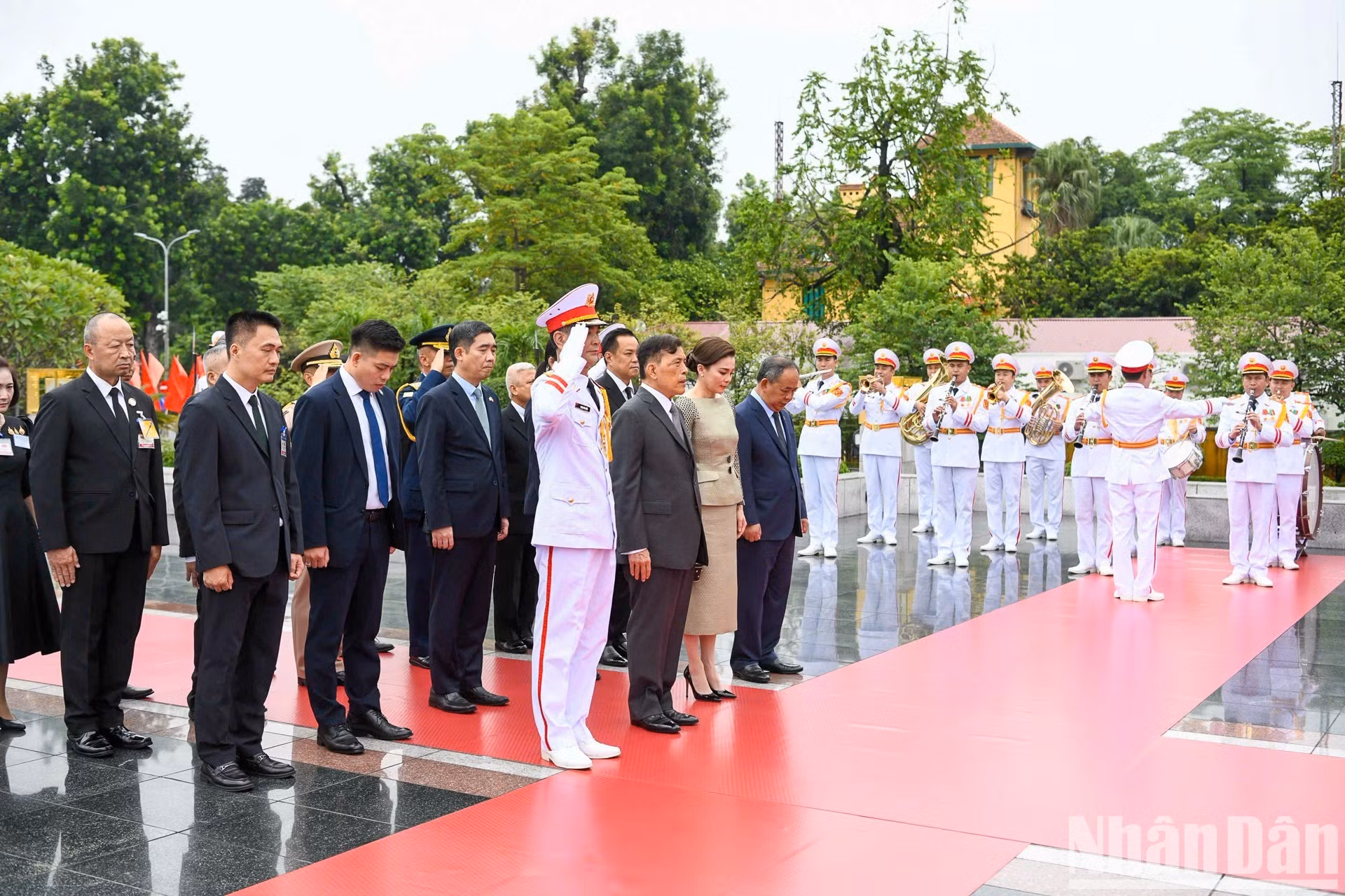 Los Reyes de Tailandia rinden tributo a los vietnamitas caídos en defensa nacional.