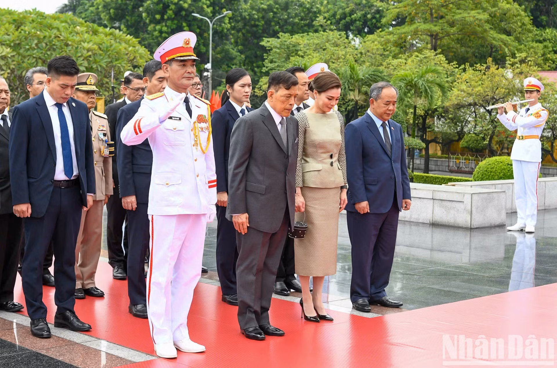 Los Reyes de Tailandia rinden tributo a los vietnamitas caídos en defensa nacional.