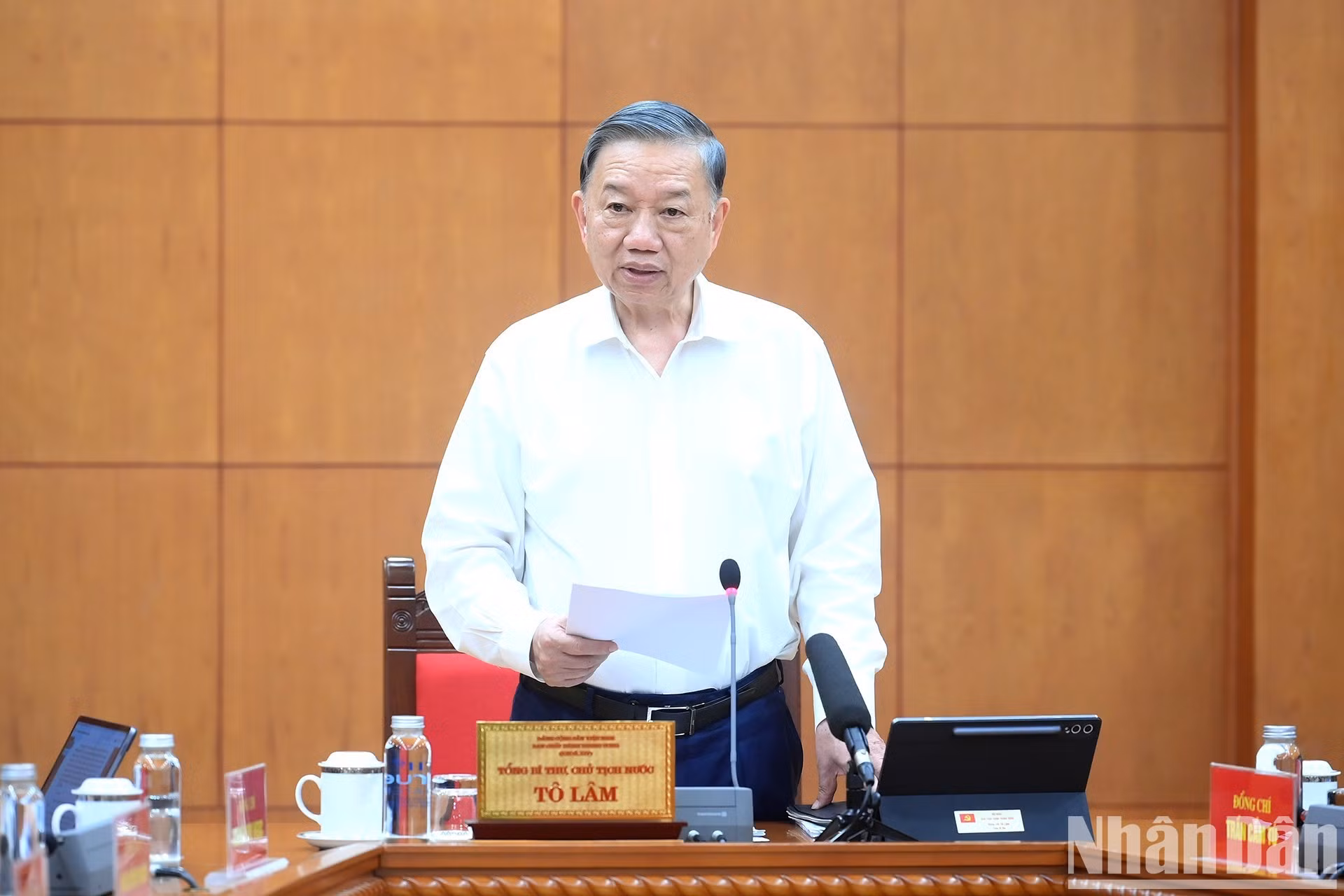 El secretario general del Partido Comunista y presidente de Vietnam, To Lam, ofrece instrucciones.
