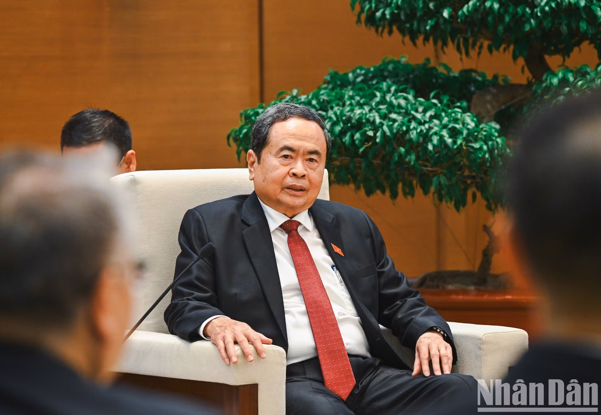 El presidente de la Asamblea Nacional de Vietnam, Tran Thanh Man, da palabras.