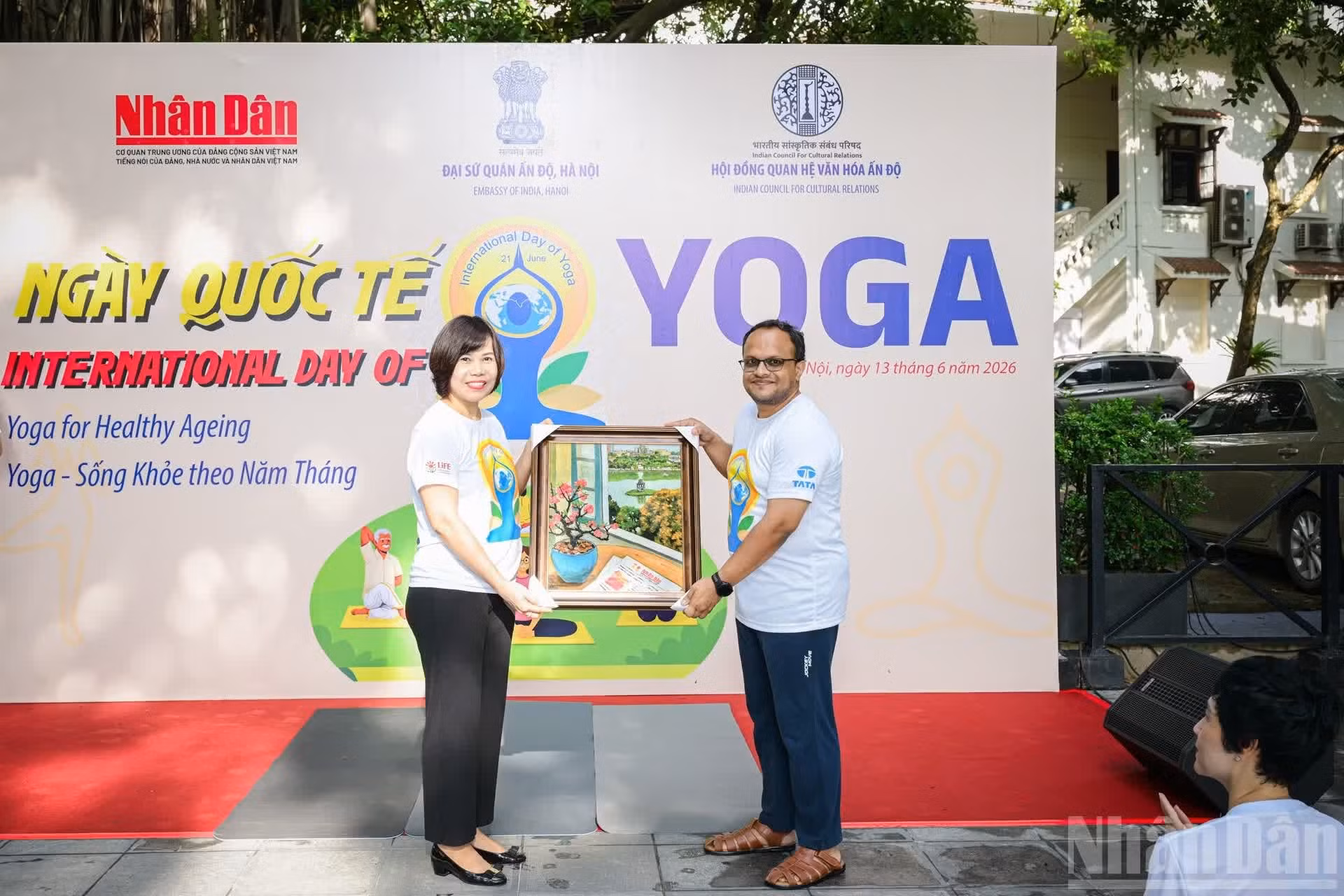 Entrega de un recuerdo del Sindicato de Nhan Dan a la Embajada de la India en Vietnam.