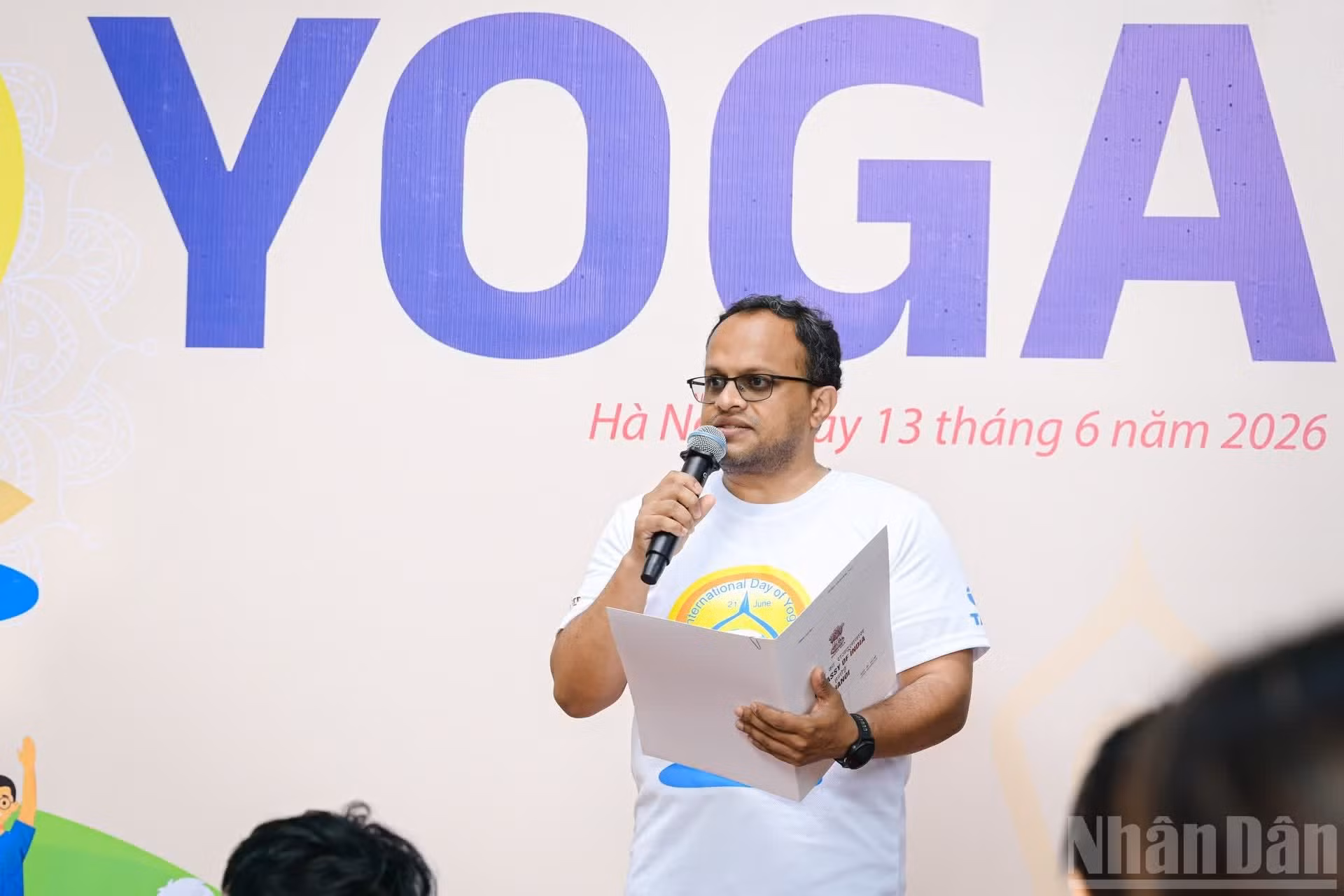 El viceembajador de la India en Vietnam, Bastian N.Chacko, da palabras.