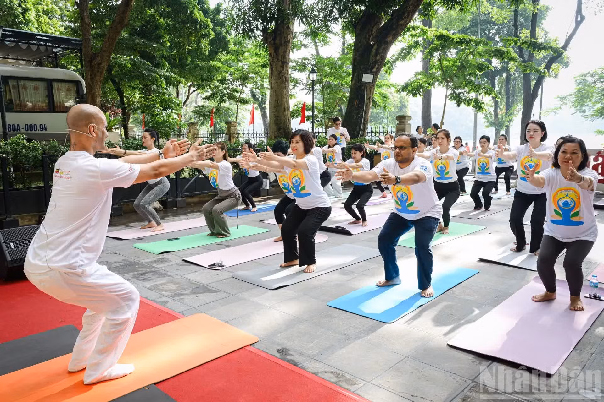 El yoga combina las posturas físicas (asanas), la respiración consciente (pranayama) y la meditación para conectar las tres dimensiones principales de una persona: el cuerpo, la mente y el espíritu.