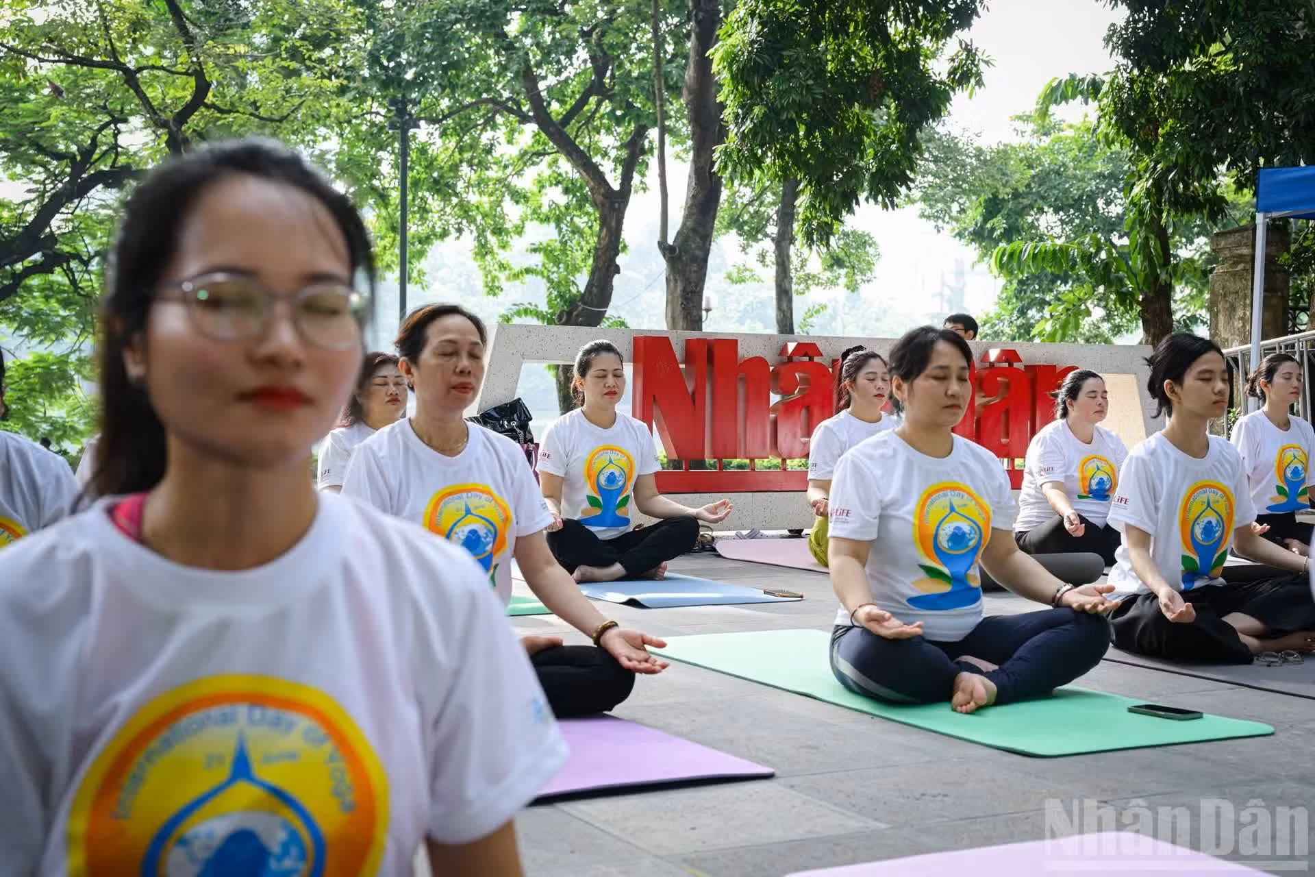Uno de los valores fundamentales del yoga es ayudar a los practicantes a encontrar el equilibrio entre el cuerpo, la mente y el espíritu, de ahí que mejorarán su salud mental y calidad de vida.