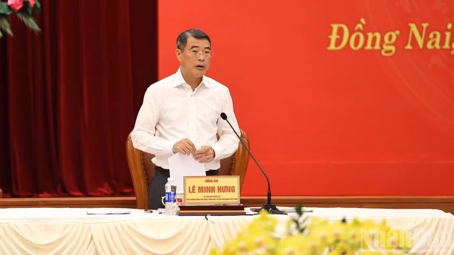 El primer ministro Le Minh Hung imparte directrices.