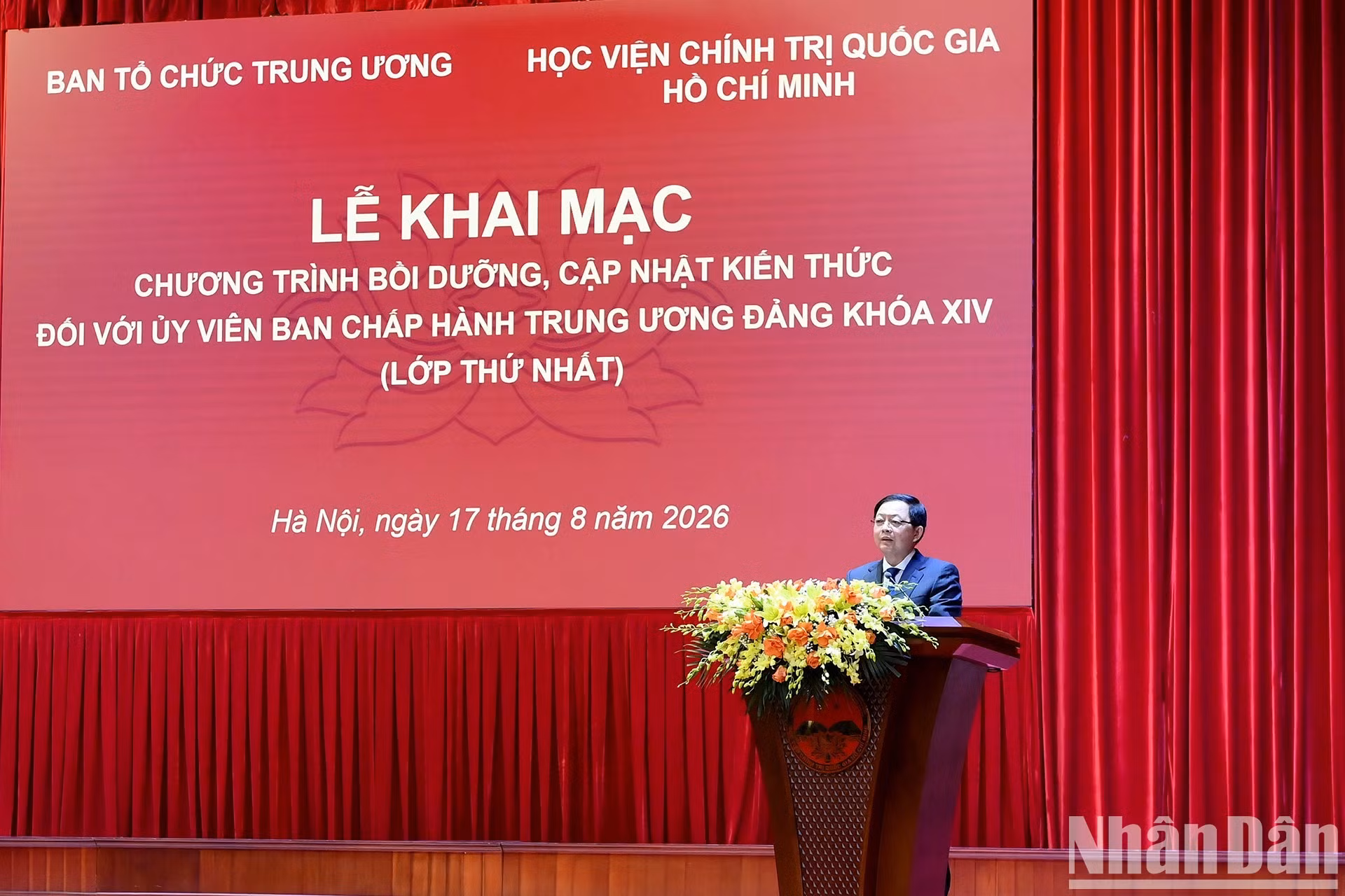 Ho Quoc Dung, miembro del Comité Central del PCV y viceprimer ministro, pronuncia un discurso en representación de la junta directiva del curso.