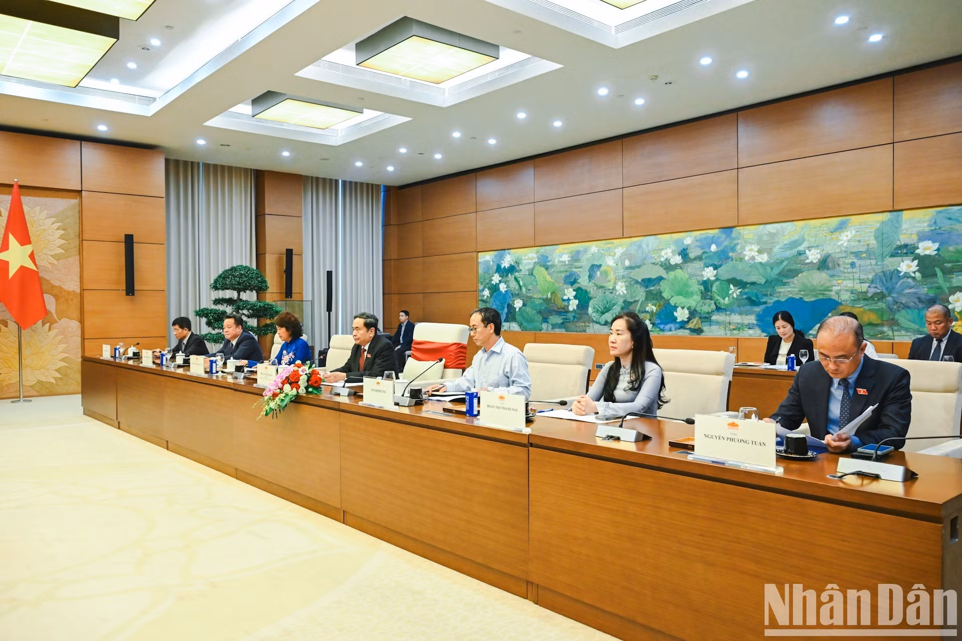 El presidente de la Asamblea Nacional de Vietnam, Tran Thanh Man, y representantes del país en la reunión.