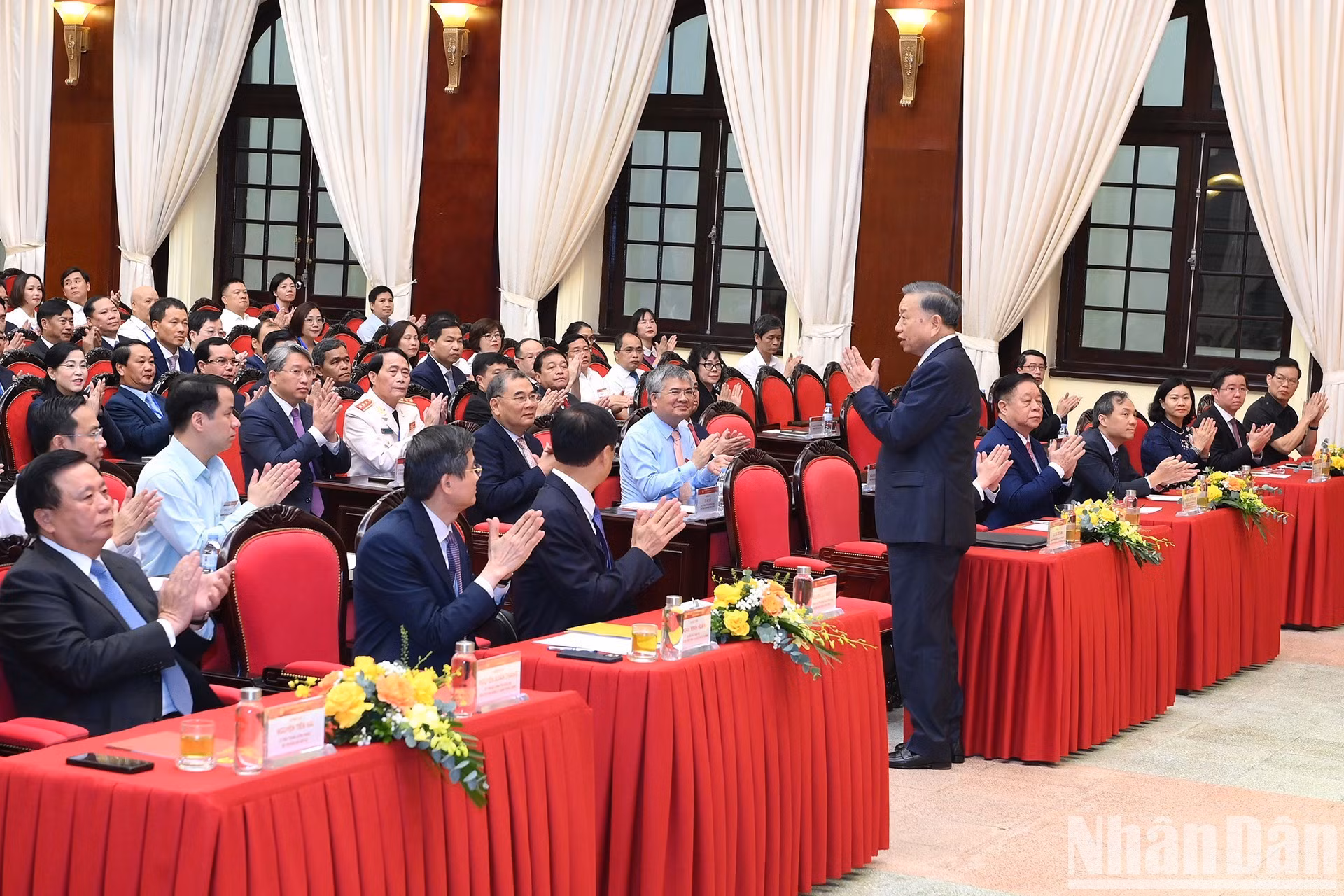 El secretario general del PCV y presidente de Vietnam, To Lam, junto a dirigentes del Partido y del Estado en la ceremonia.