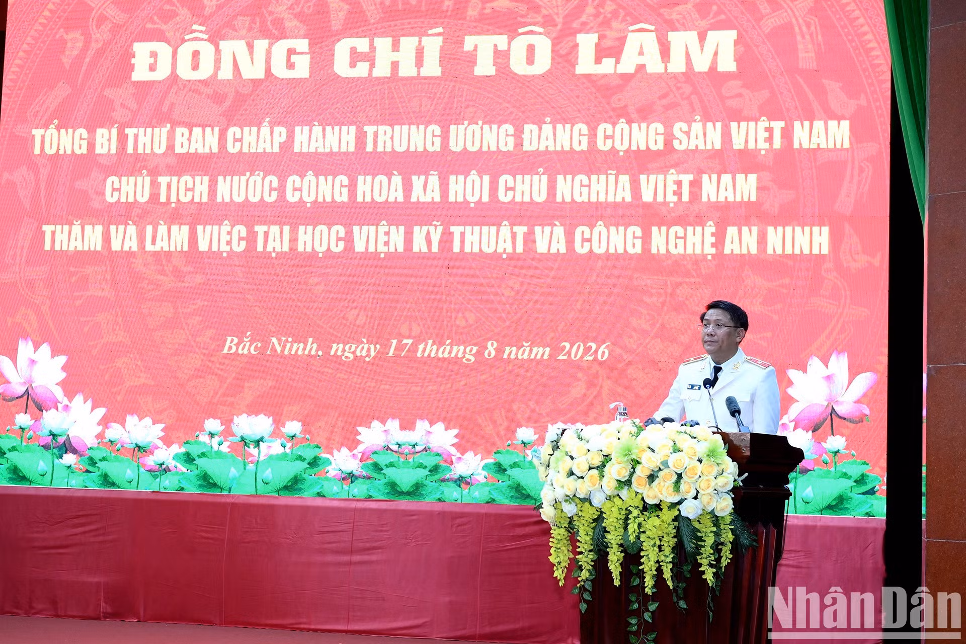 El general de brigada Le Minh Thao, director de la Academia de Ingeniería y Tecnología de Seguridad, toma la palabra.