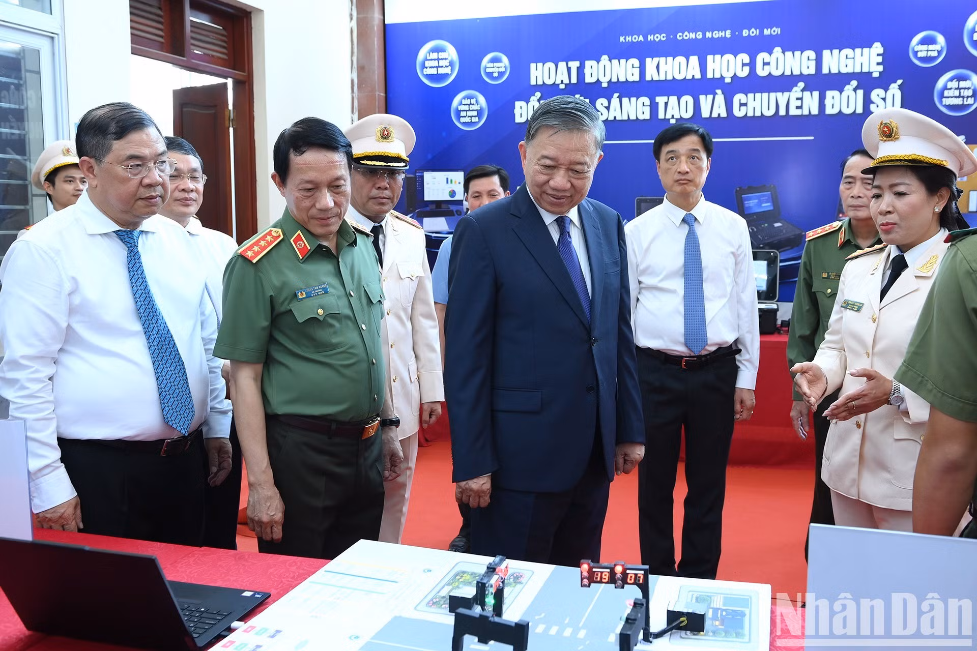 El máximo dirigente vietnamita recorre una exposición sobre las actividades de ciencia, tecnología, innovación y transformación digital de la institución.