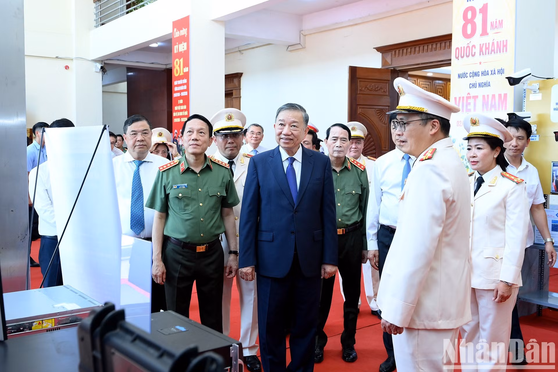El máximo dirigente vietnamita recorre una exposición sobre las actividades de ciencia, tecnología, innovación y transformación digital de la institución.