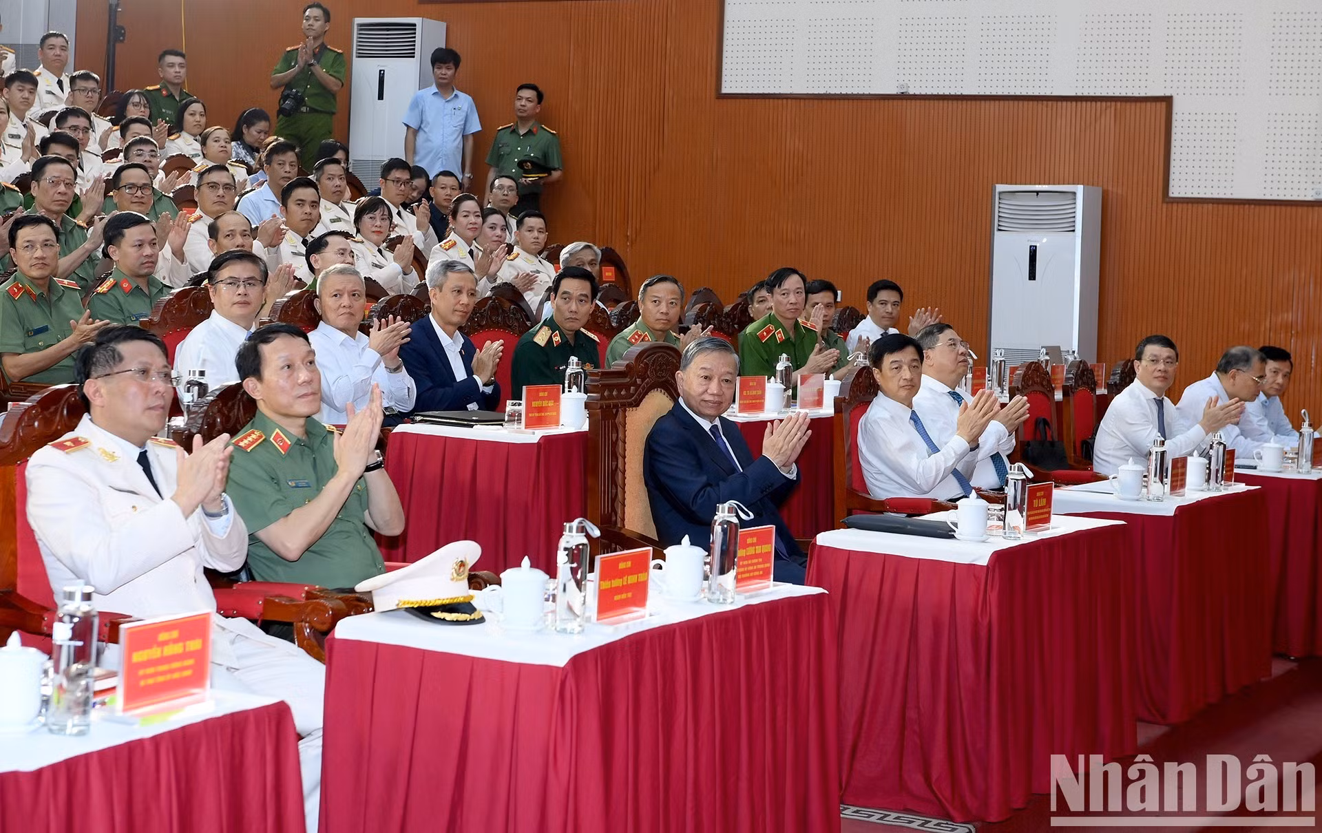 El secretario general del Partido Comunista y presidente de Vietnam, To Lam, y delegados a la reunión.