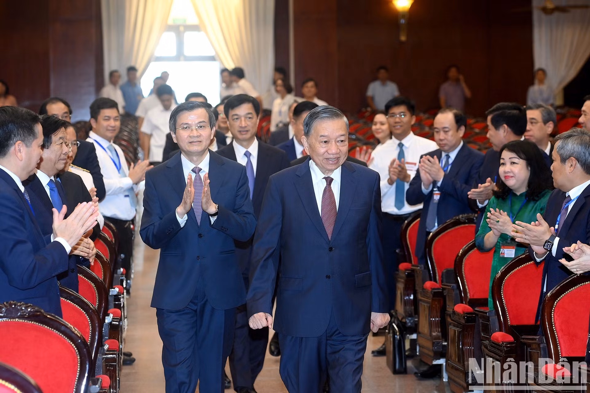 El secretario general del Partido Comunista y presidente de Vietnam, To Lam, llega al acto de apertura del Programa de capacitación y actualización de conocimientos dirigido a los miembros del Comité Central del PCV del XIV mandato (primer curso), celebrado en la sede de la Academia Nacional de Política Ho Chi Minh.