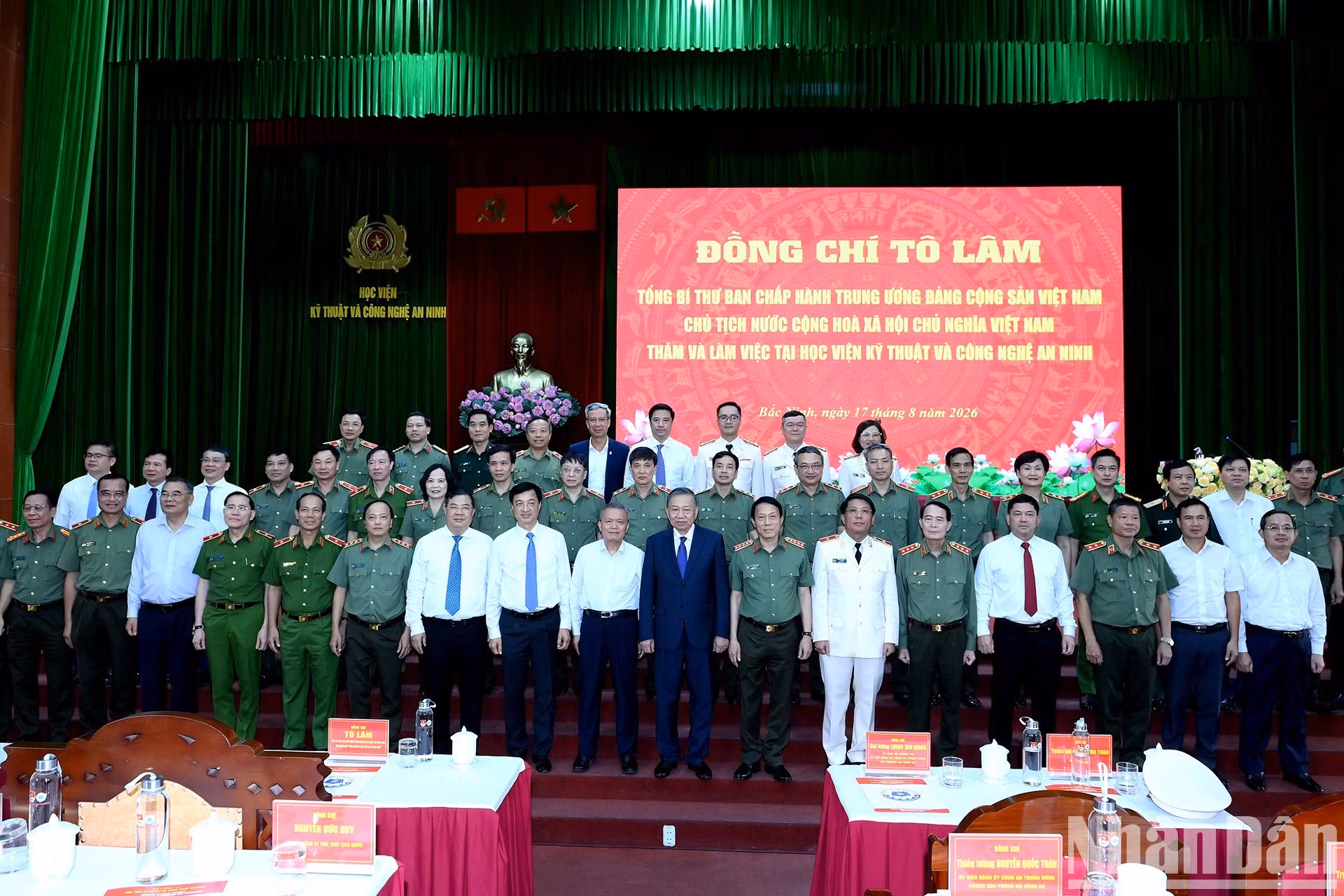 El secretario general del Partido Comunista y presidente de Vietnam, To Lam, y sus acompañantes, junto a delegados de la Academia de Ingeniería y Tecnología de Seguridad, dependiente del Ministerio de Seguridad Pública.