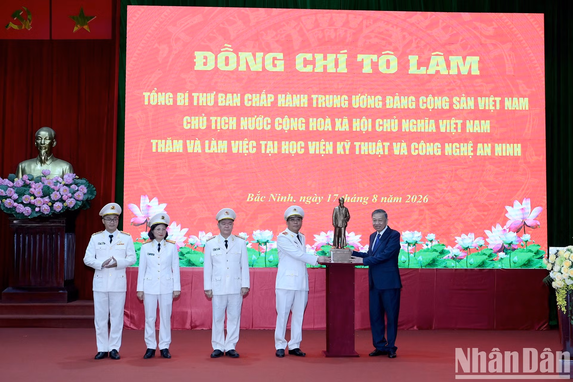El secretario general del Partido y presidente To Lam entrega a la academia una estatuilla del Presidente Ho Chi Minh.