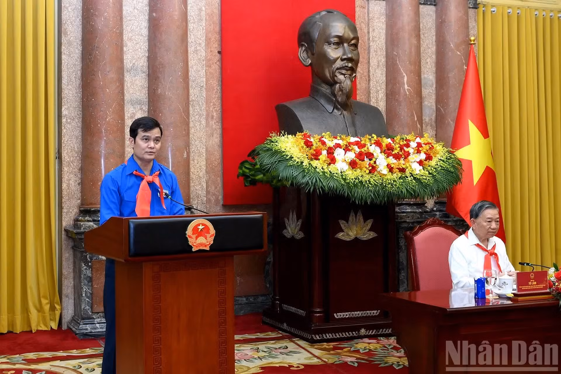 Bui Quang Huy, vicepresidente del Comité Central del Frente de la Patria de Vietnam y primer secretario del Comité Central de la Unión de Jóvenes Comunistas Ho Chi Minh, habla en la cita.