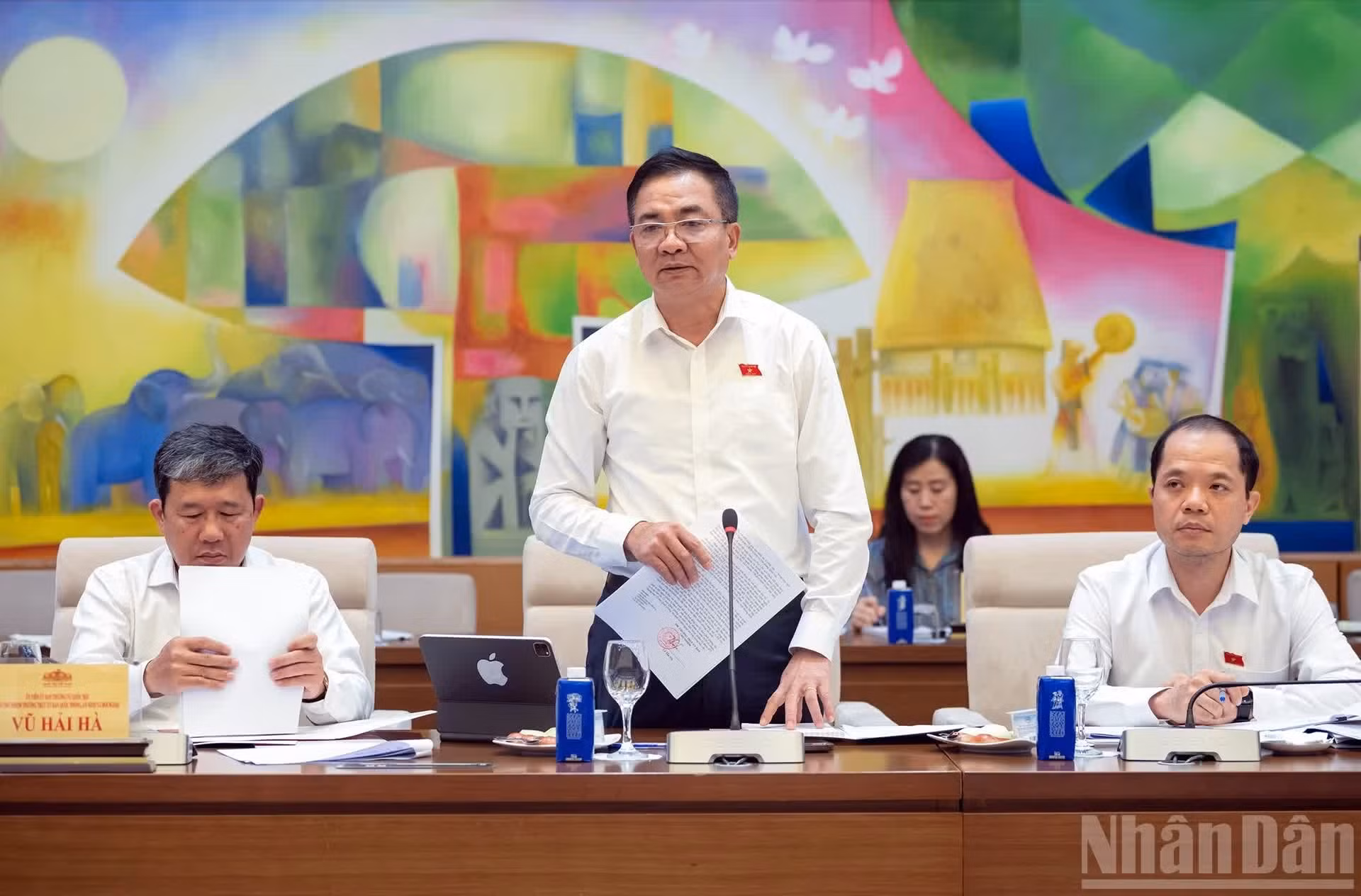 El subjefe de la Comisión de Defensa, Seguridad y Asuntos Exteriores de la Asamblea Nacional Nguyen Minh Duc habla en la reunión.