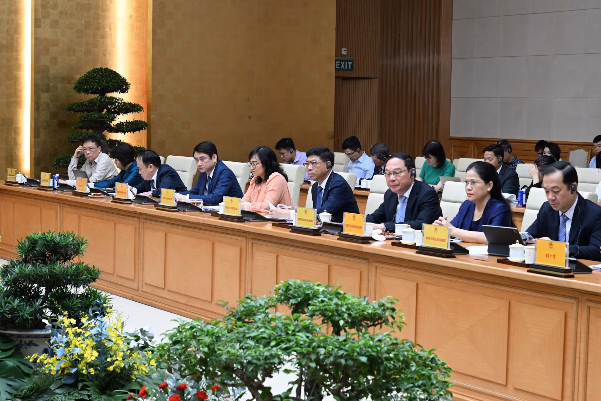 Representantes de ministerios y departamentos del Gobierno vietnamita.