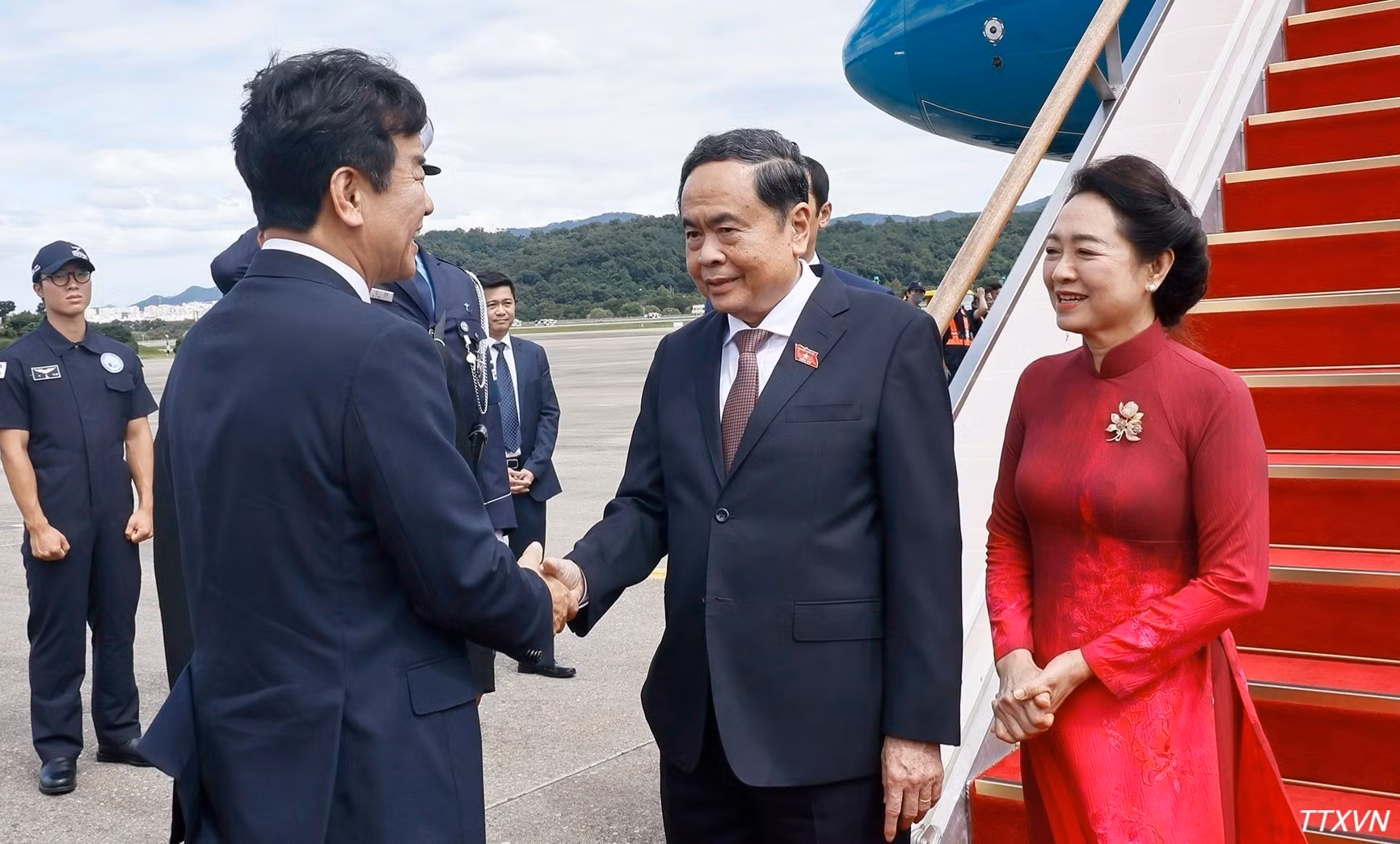 Moon Jin-seok, presidente del Grupo Parlamentario de Amistad Corea del Sur-Vietnam, recibe al dirigente vietnamita y su esposa.