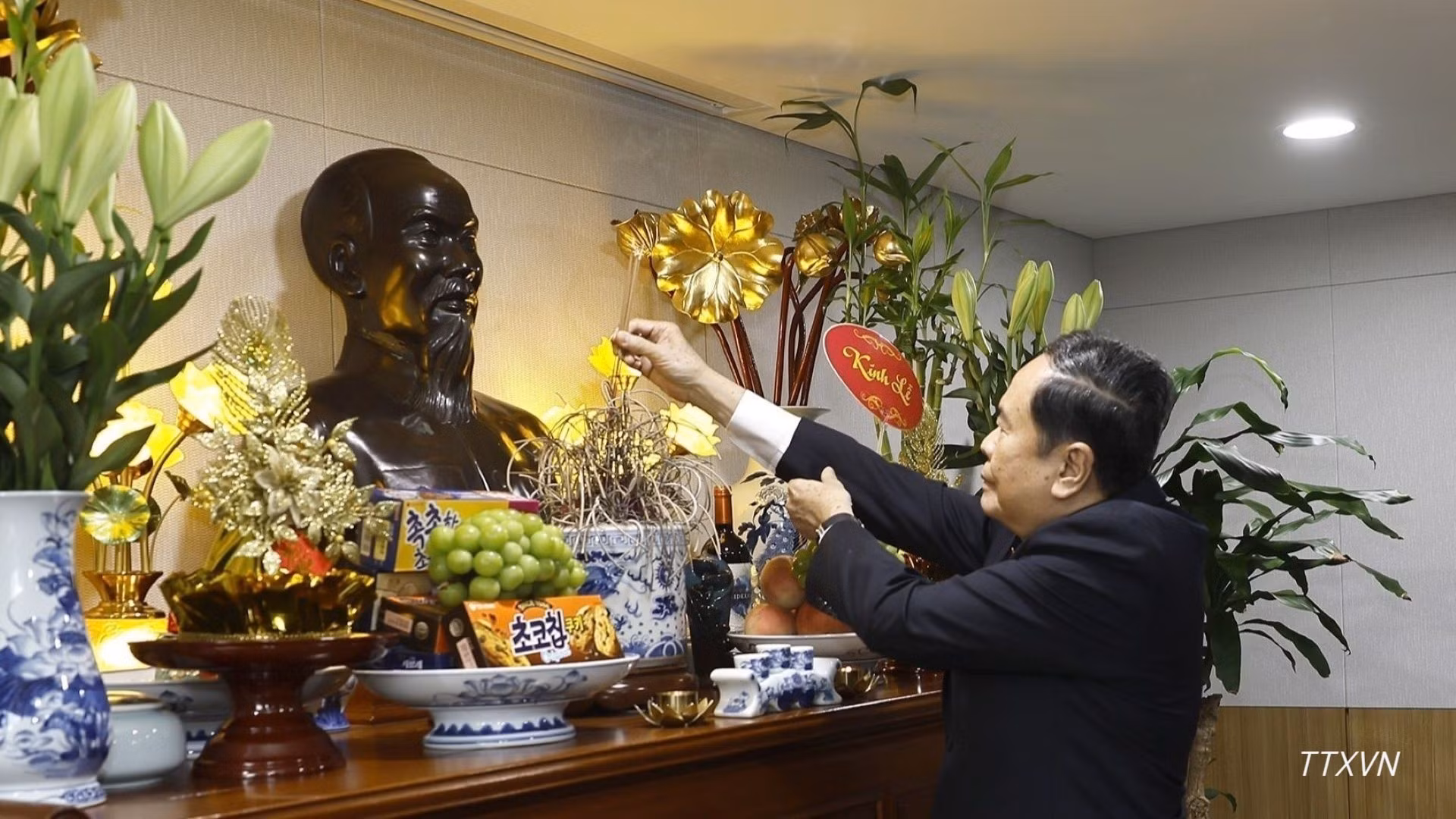 Thanh Man coloca inciensos en el altar dedicado al Presidente Ho Chi Minh en el recinto de la embajada.