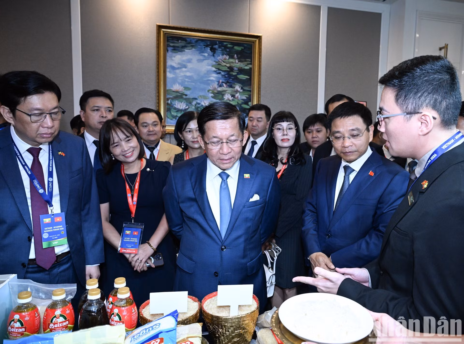 El presidente de Myanmar, Min Aung Hlaing, y el viceprimer ministro vietnamita Nguyen Van Thang recorren una zona expositiva de productos birmanos al margen del foro.
