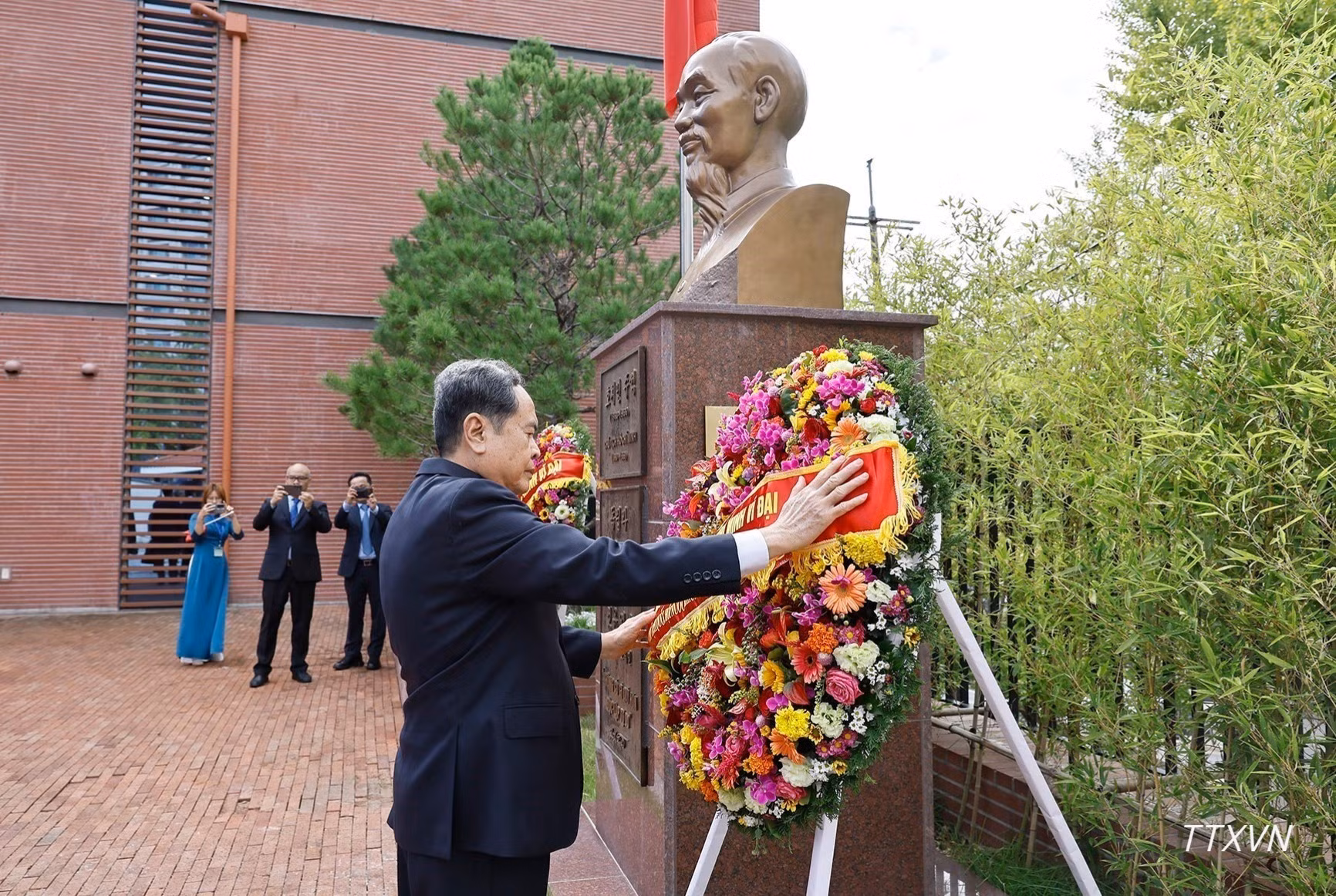 El dirigente parlamentario deposita una ofrenda floral frente al busto del Presidente Ho Chi Minh en el recinto de la embajada.