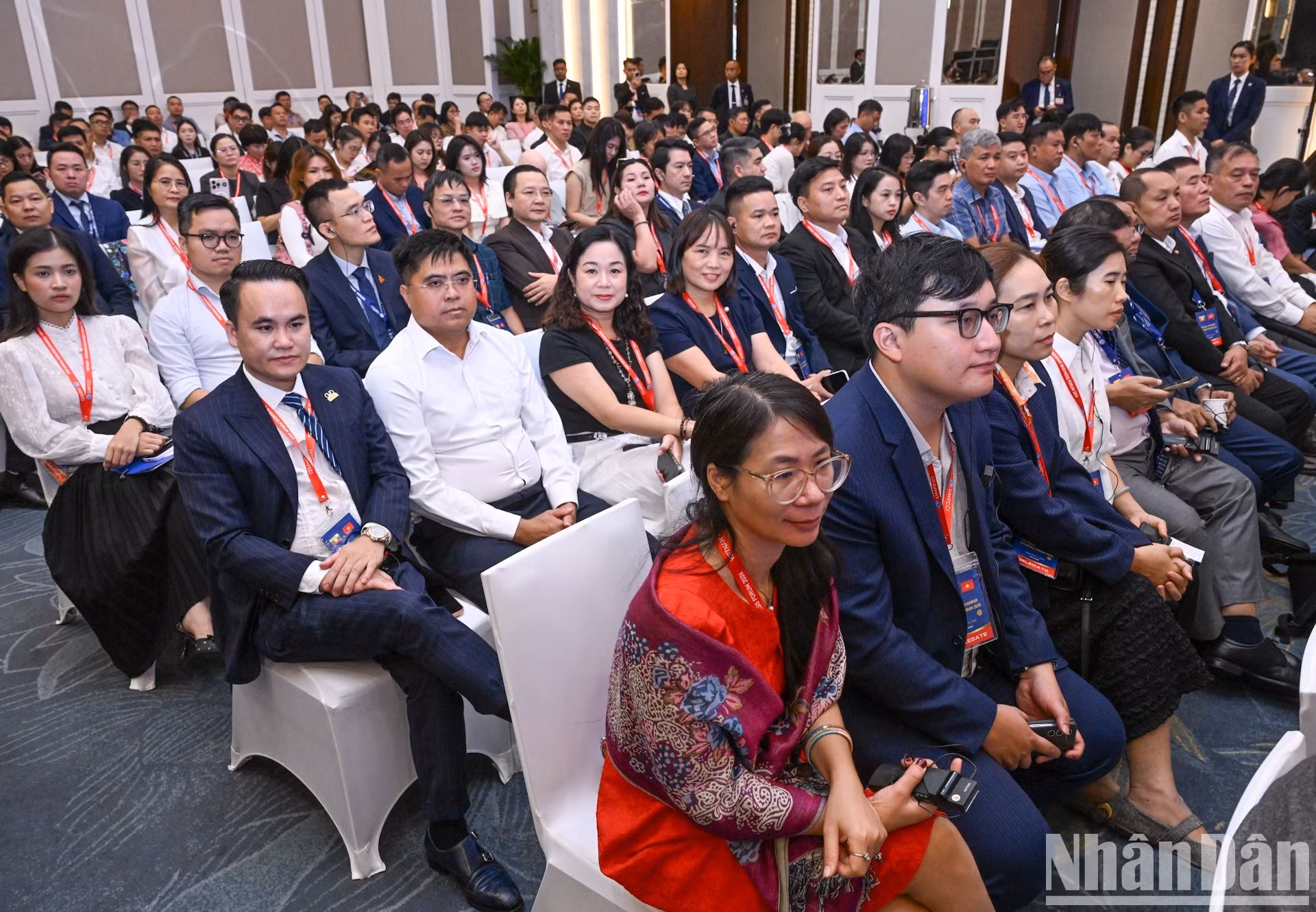 Empresarios vietnamitas y birmanos asisten al foro.